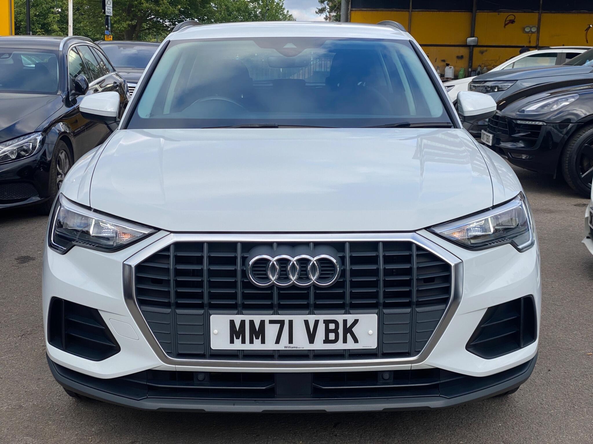 Audi Q3 view 3