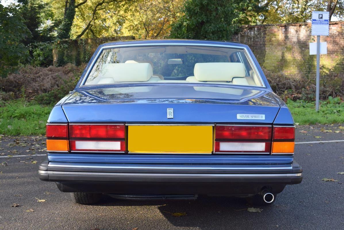 Rolls-Royce Silver Spirit view 40
