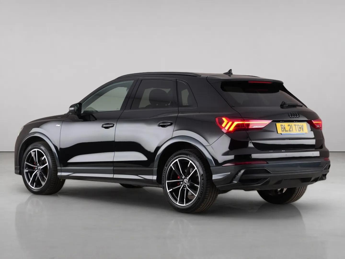 Audi Q3 view 8