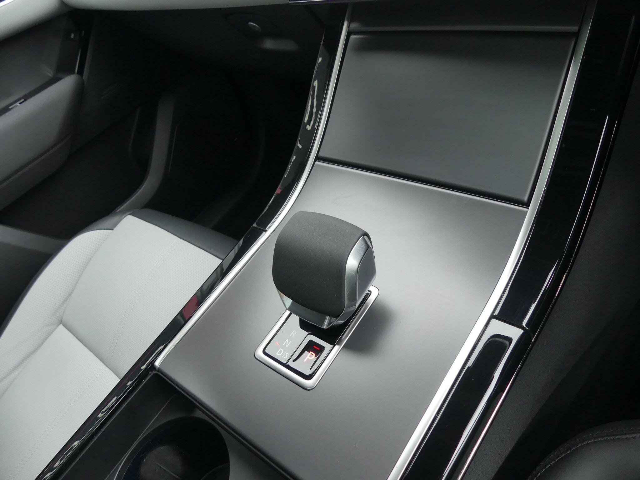 Land Rover Range Rover Velar view 17