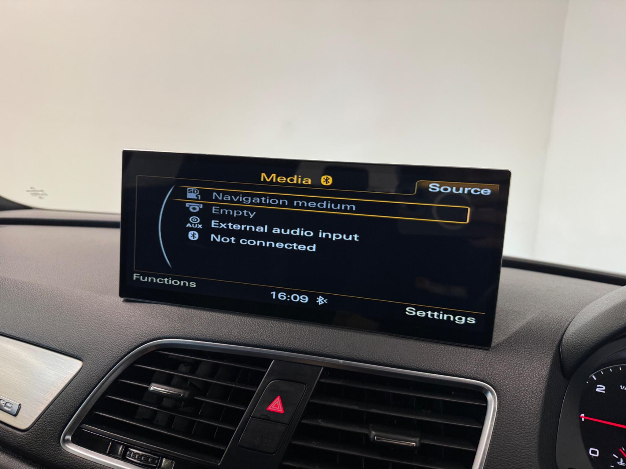 Audi Q3 view 21