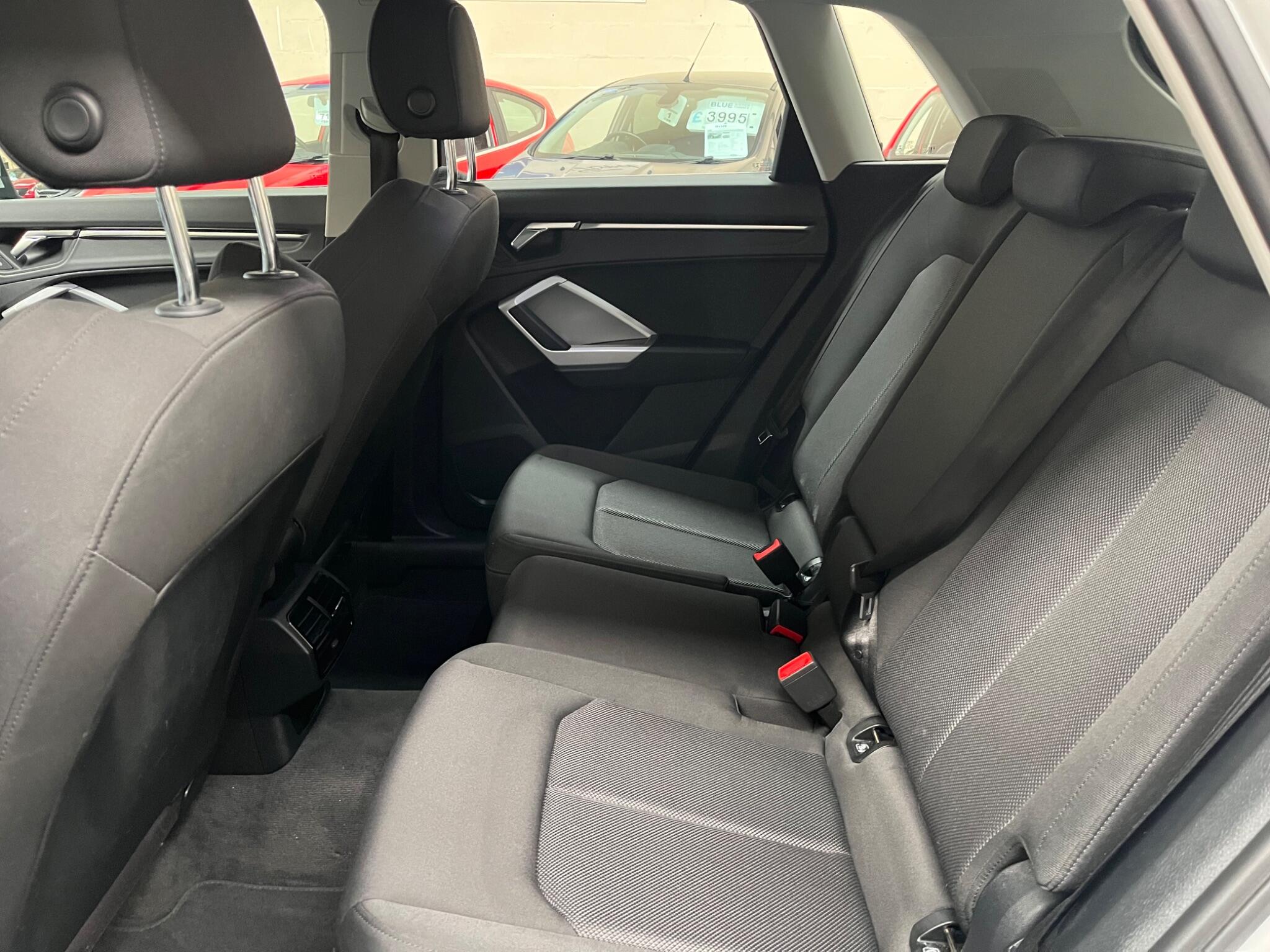 Audi Q3 view 38