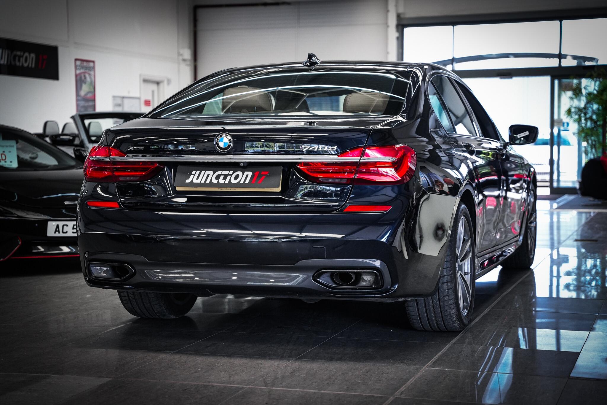 BMW 7 Series view 15