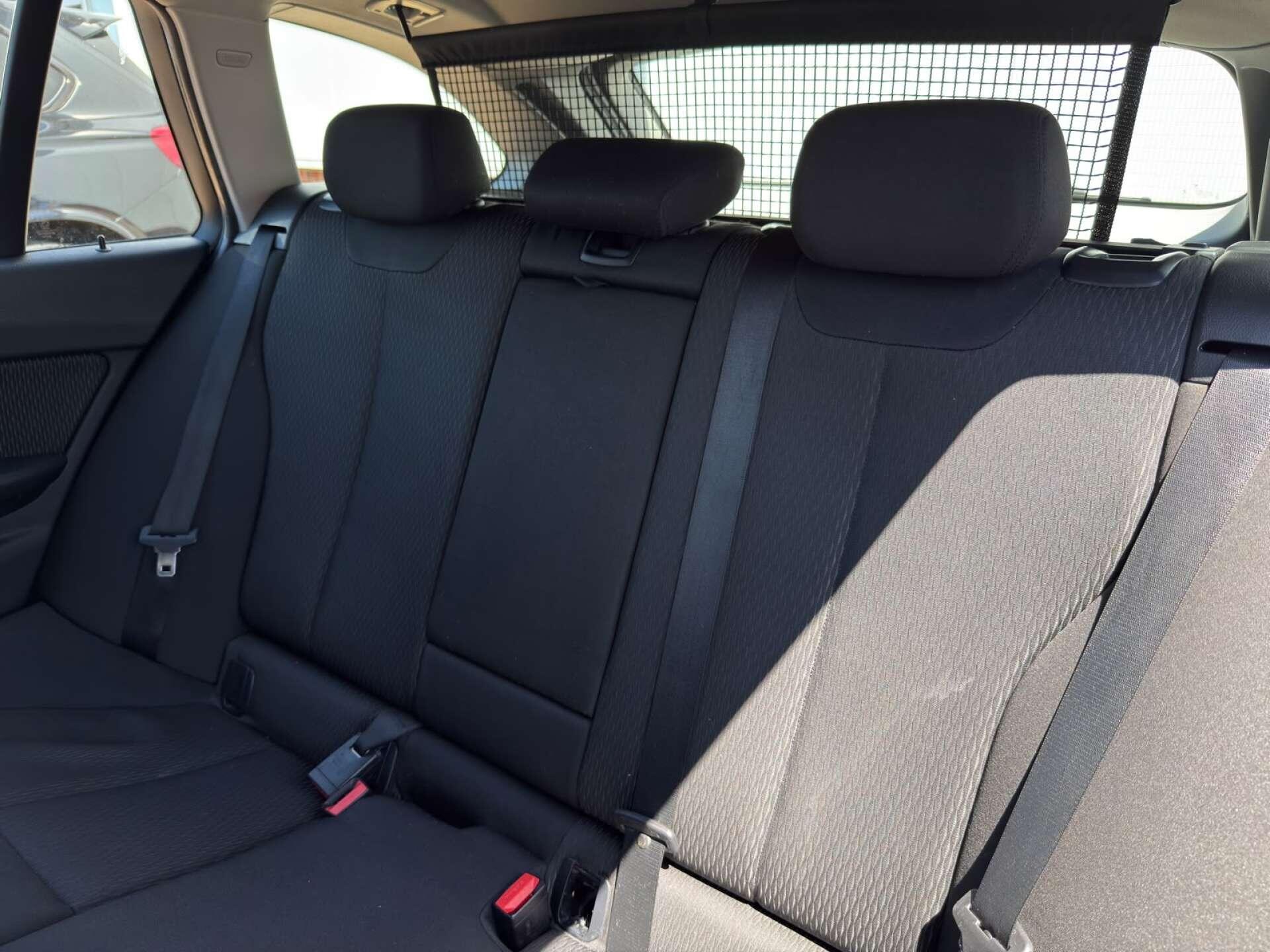 BMW 3 Series view 44