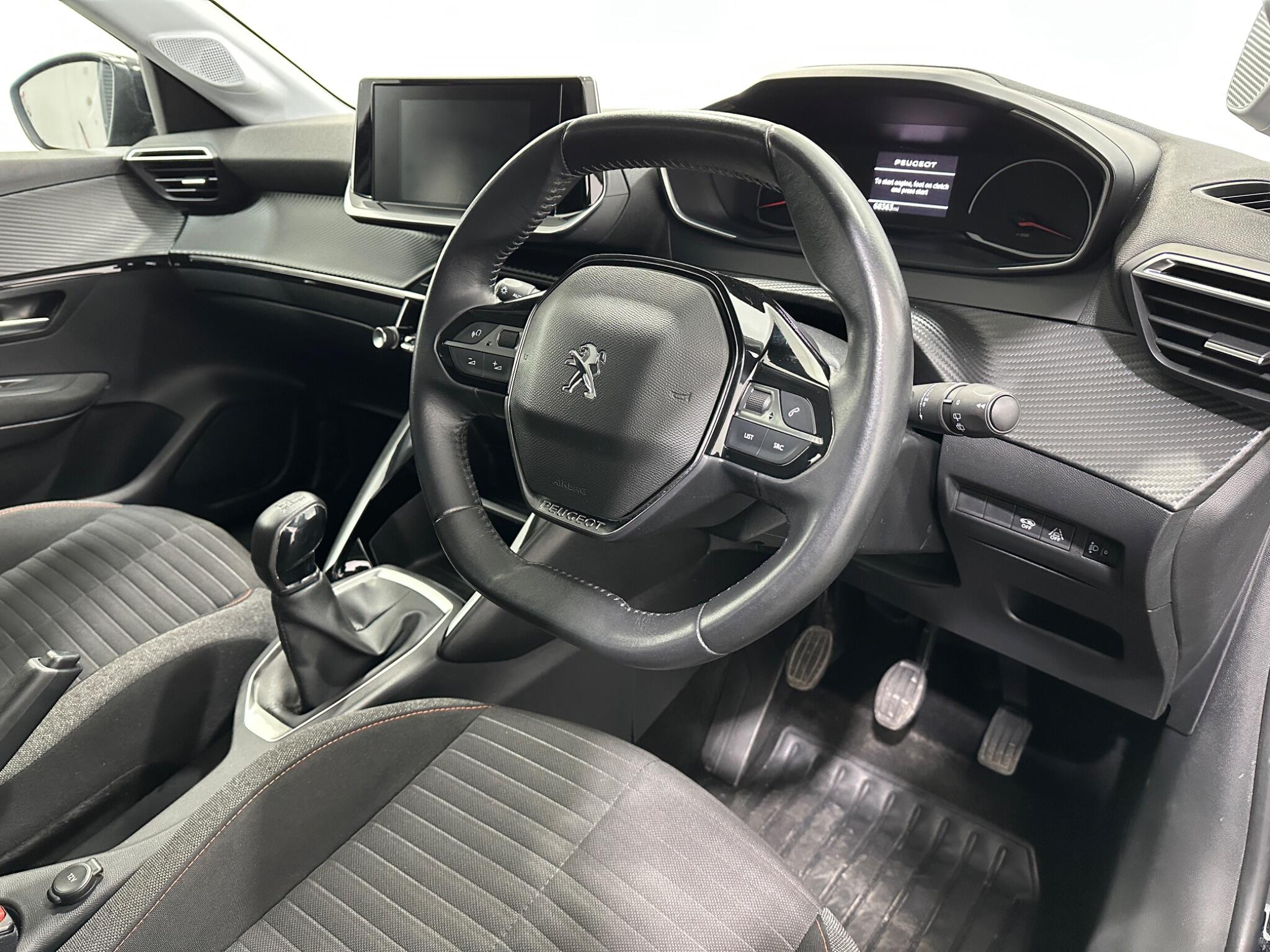 Peugeot 208 view 11