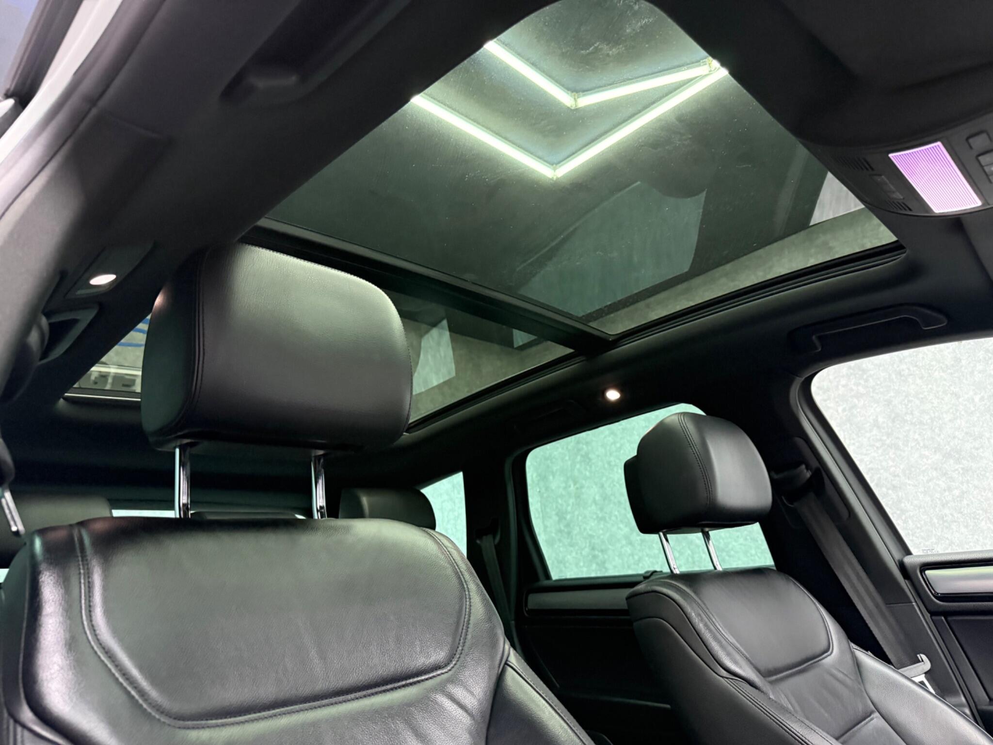 Volkswagen Touareg view 9