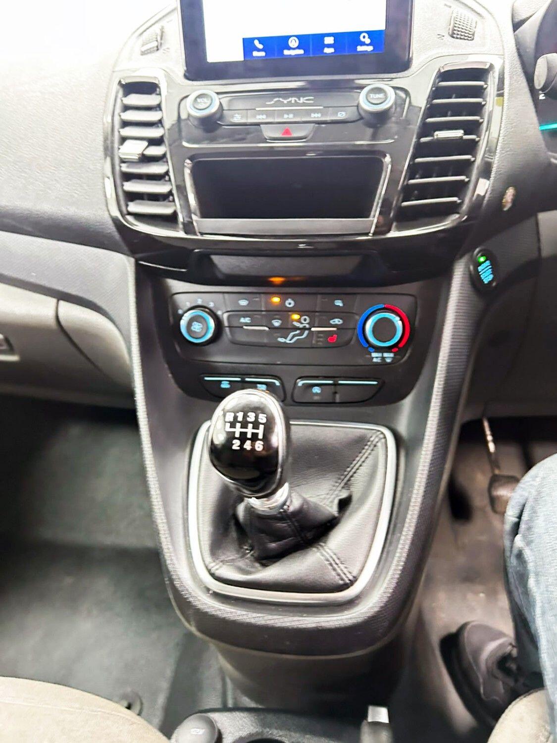 Ford Transit Connect view 17