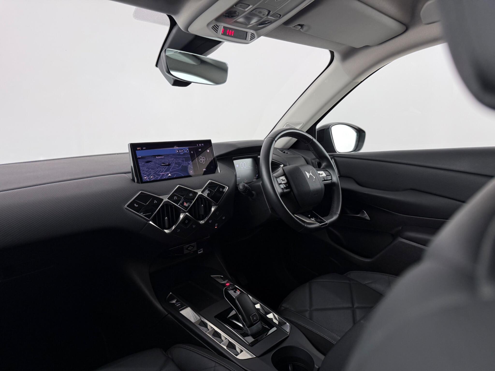 DS Automobiles DS 3 view 4