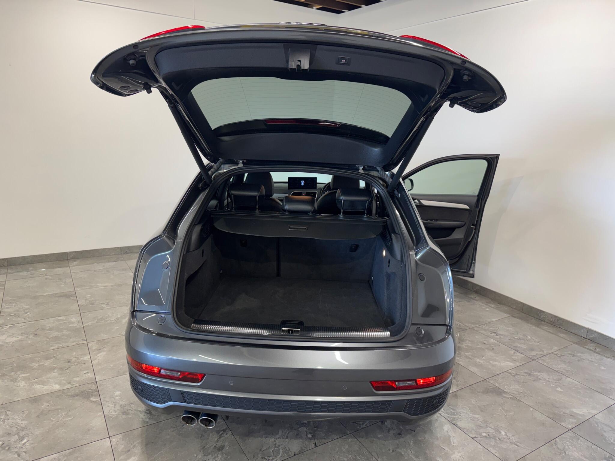 Audi Q3 view 14