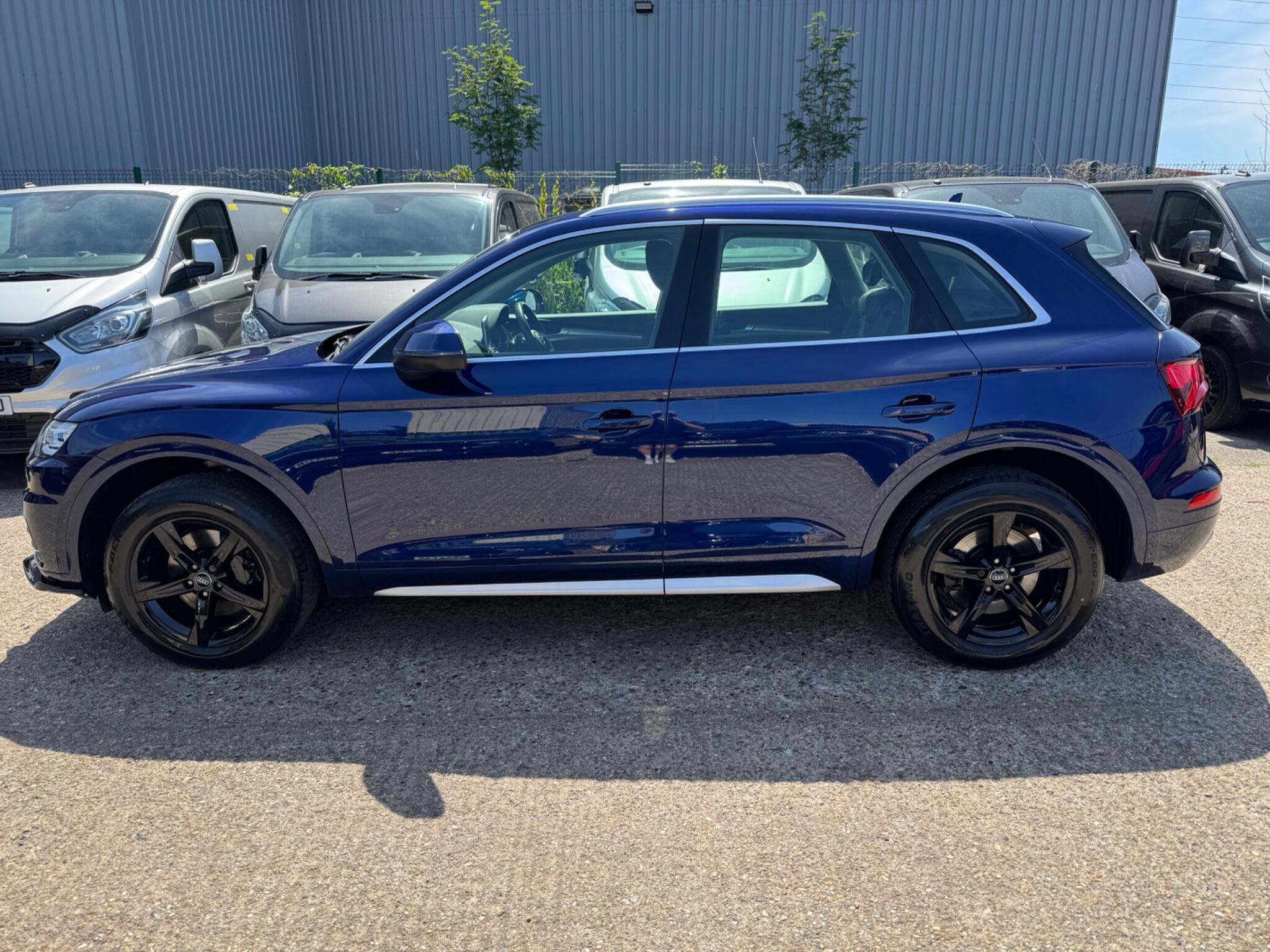 Audi Q5 view 8