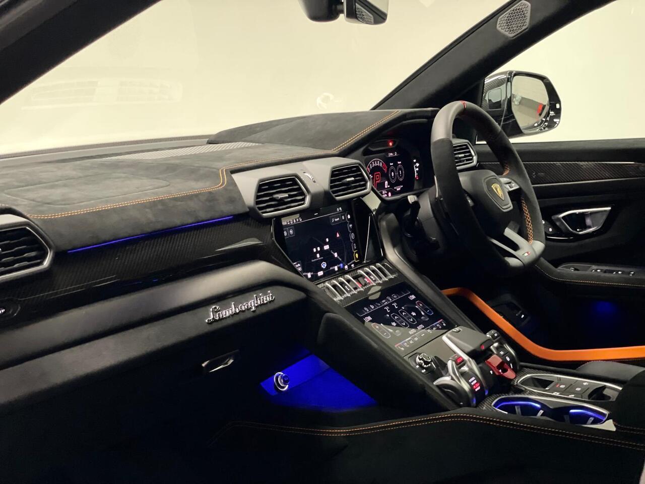 Lamborghini Urus view 34