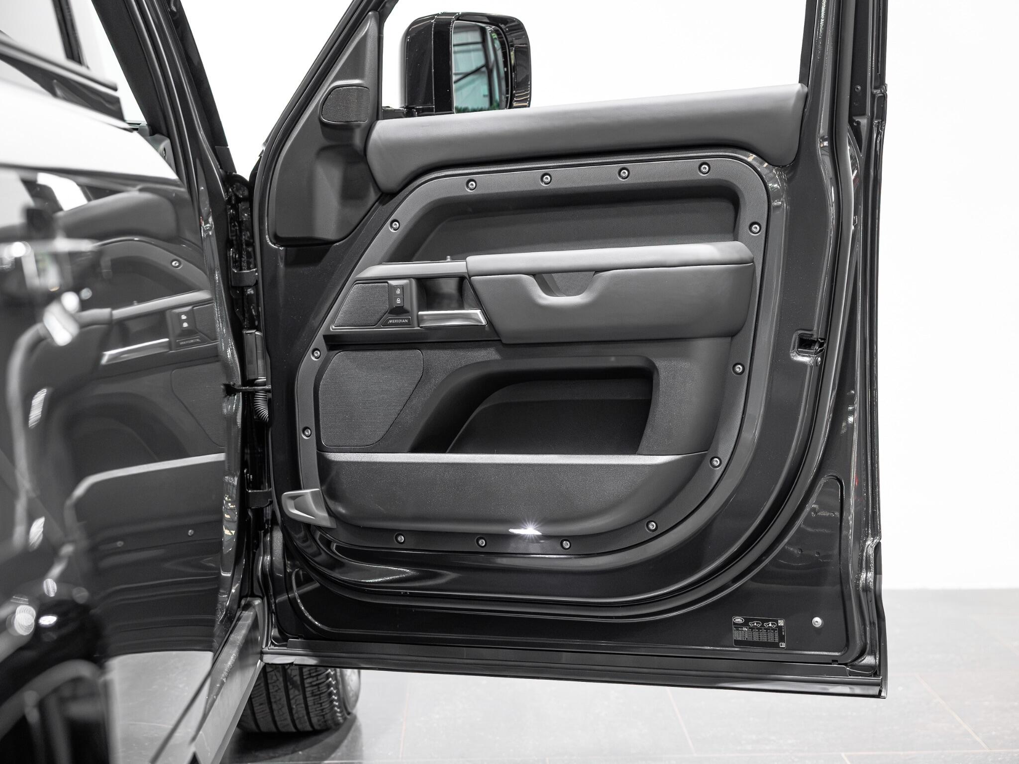 Land Rover Defender view 24