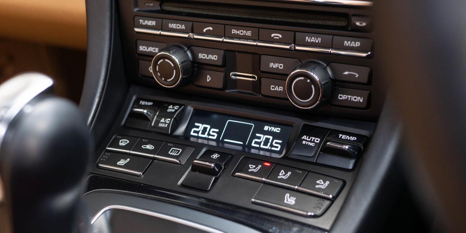 Porsche 911 view 44