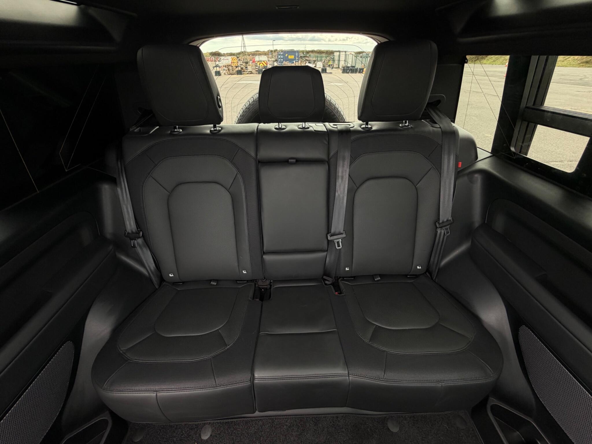 Land Rover Defender view 64