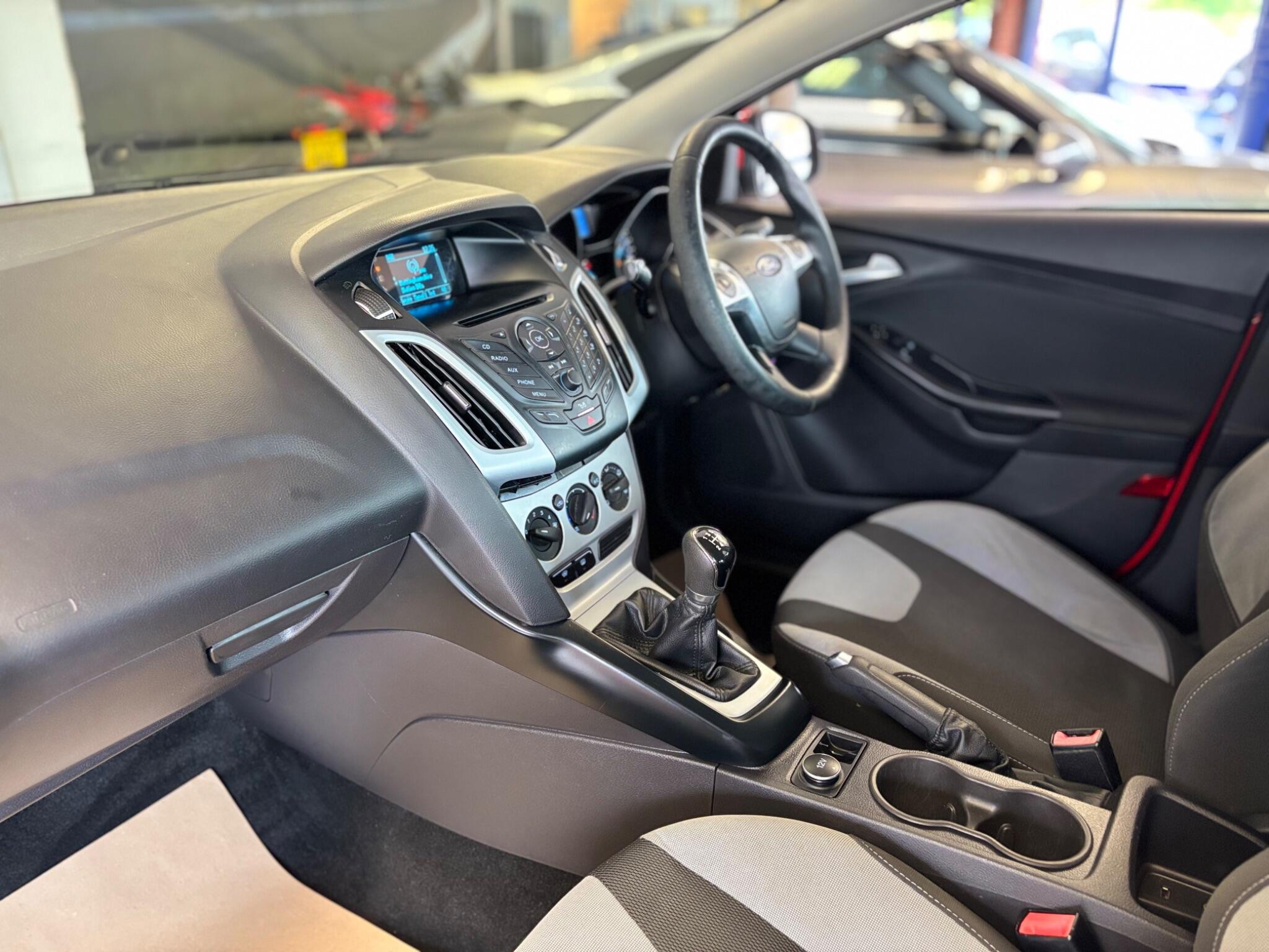 Ford Focus view 11
