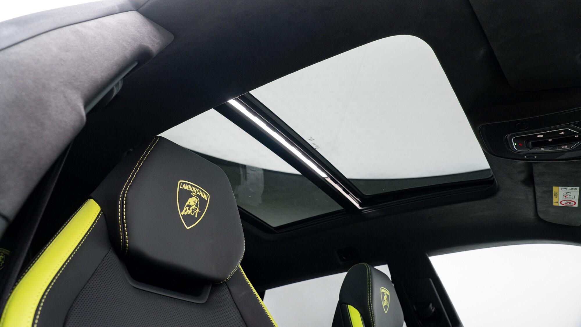 Lamborghini Urus view 7