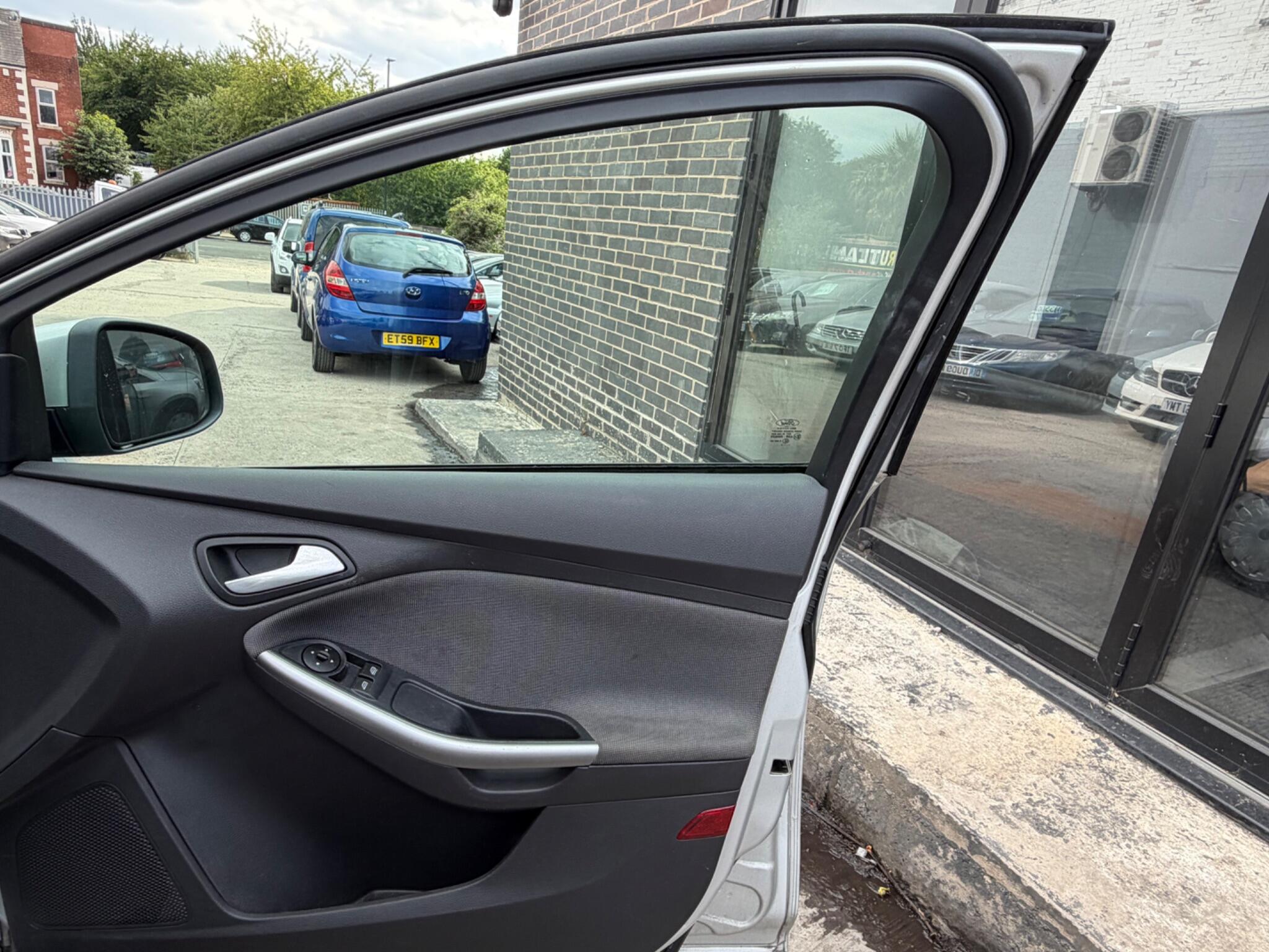 Ford Focus view 9