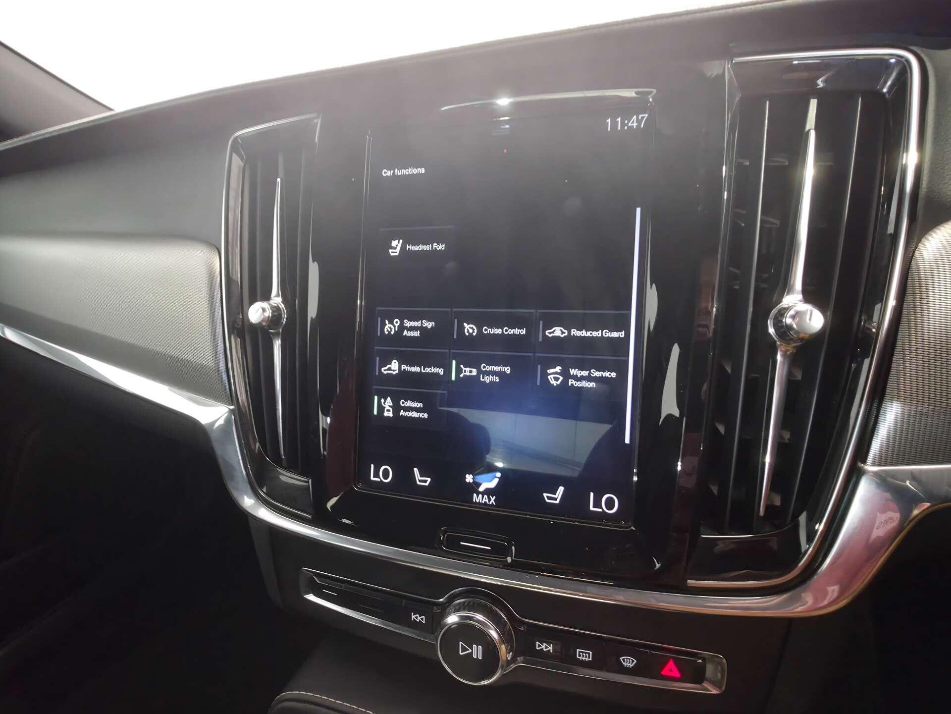 Volvo S90 view 40