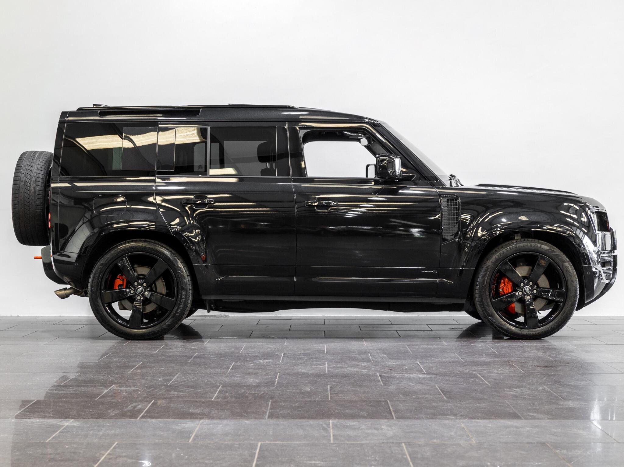 Land Rover Defender 110 view 6