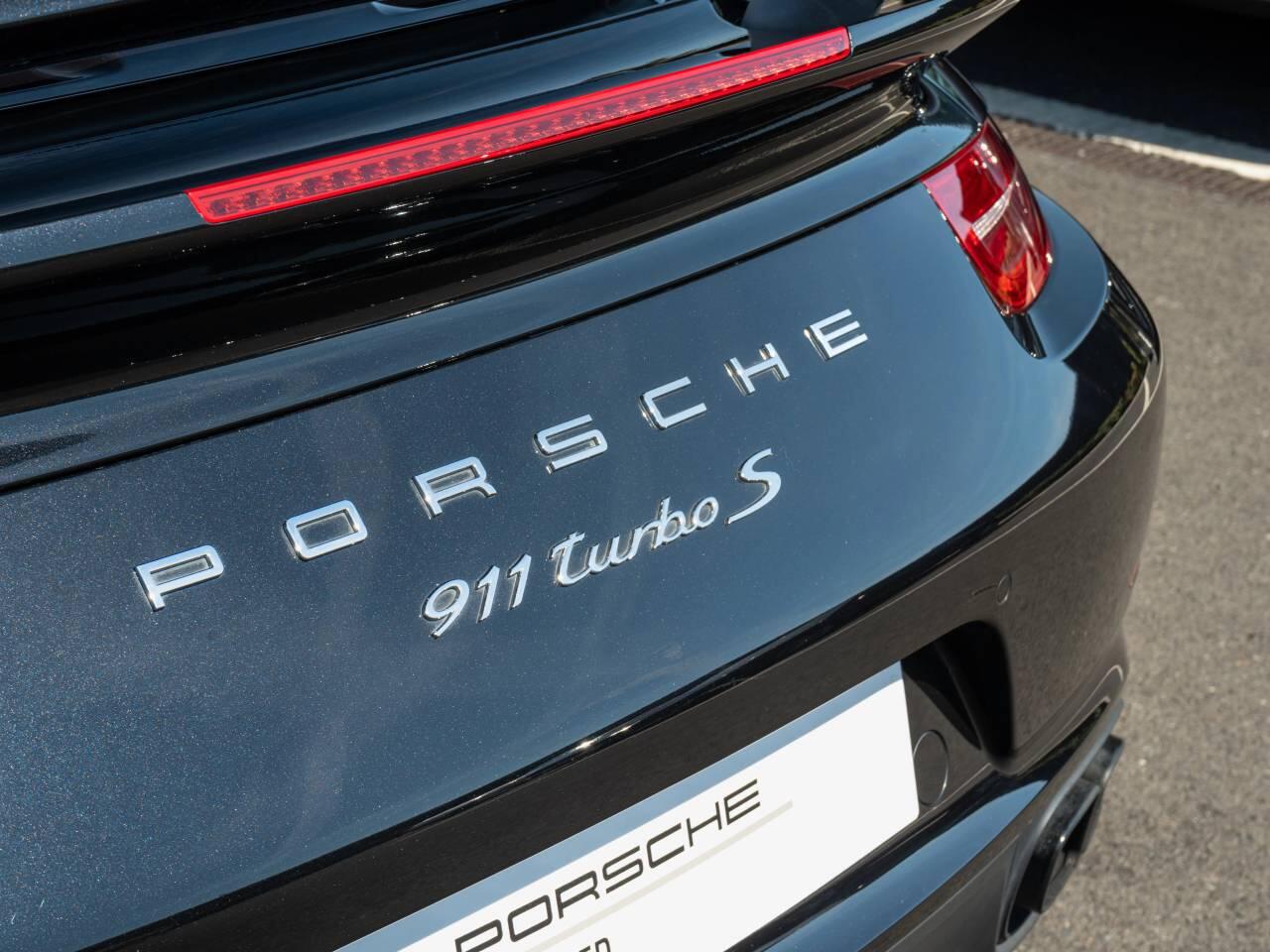 Porsche 911 view 10