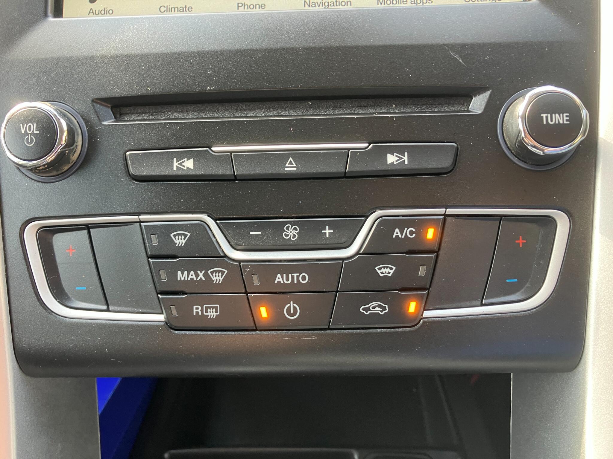 Ford Mondeo view 14
