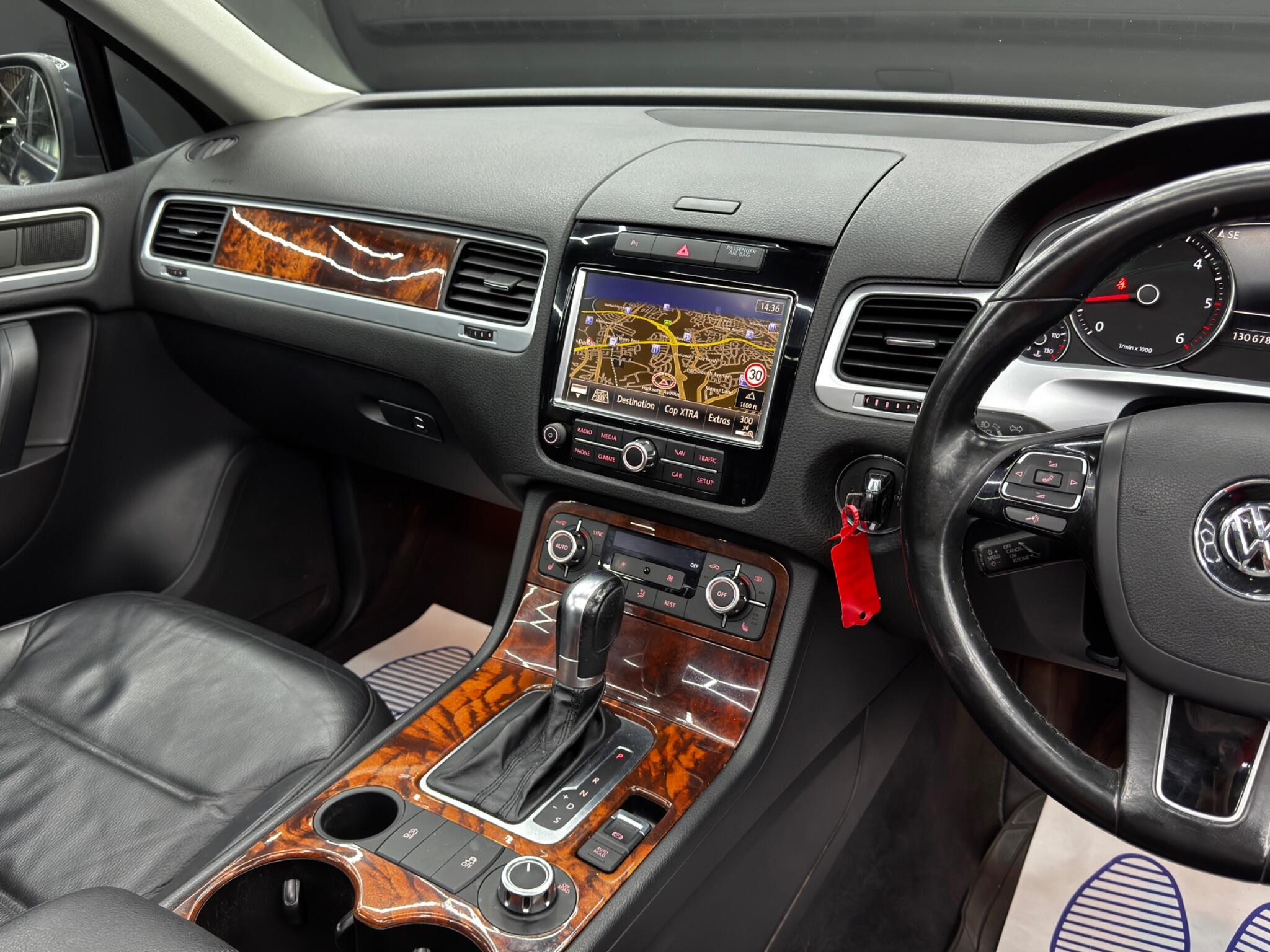 Volkswagen Touareg view 24