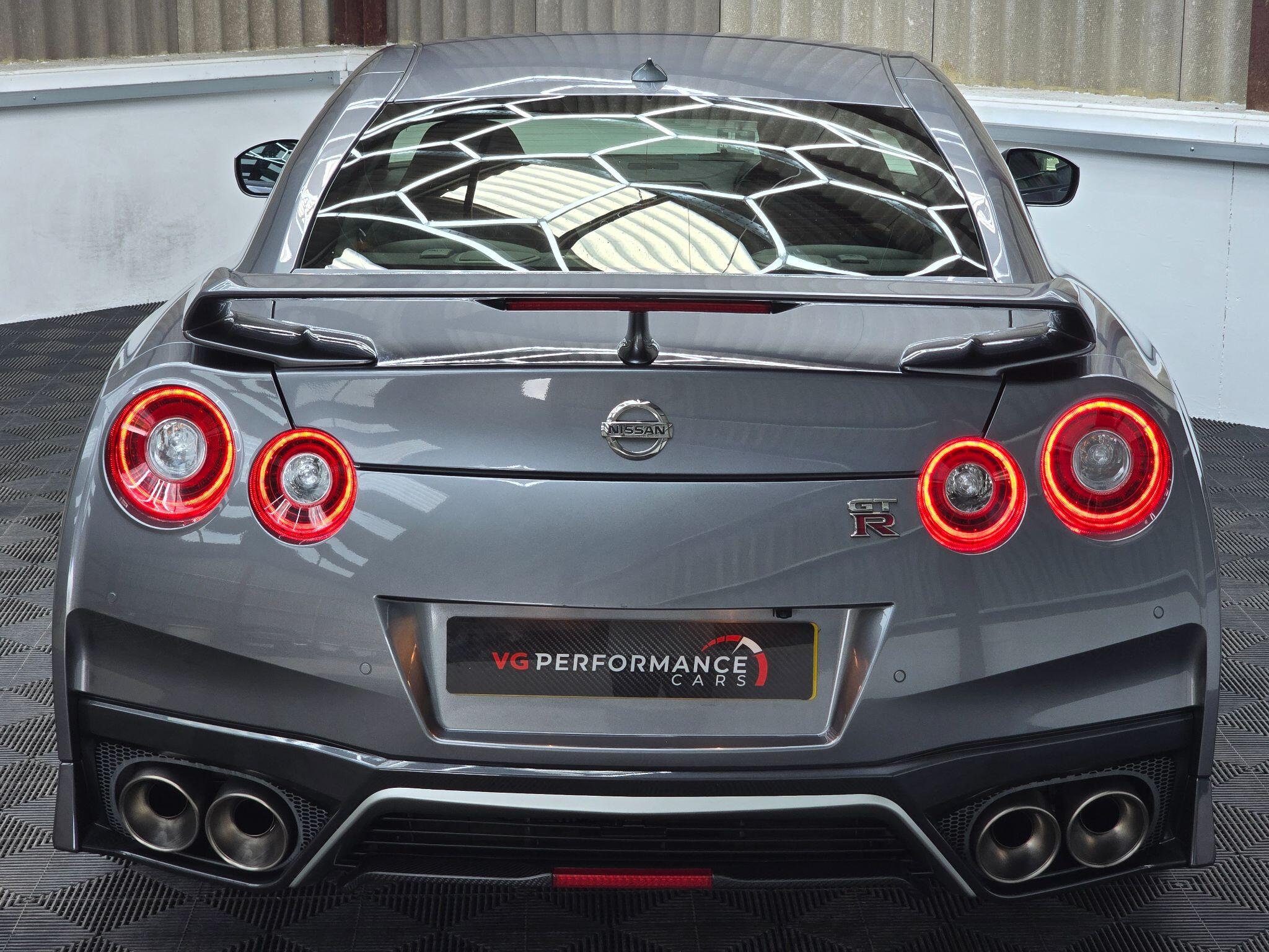 Nissan GT-R view 10