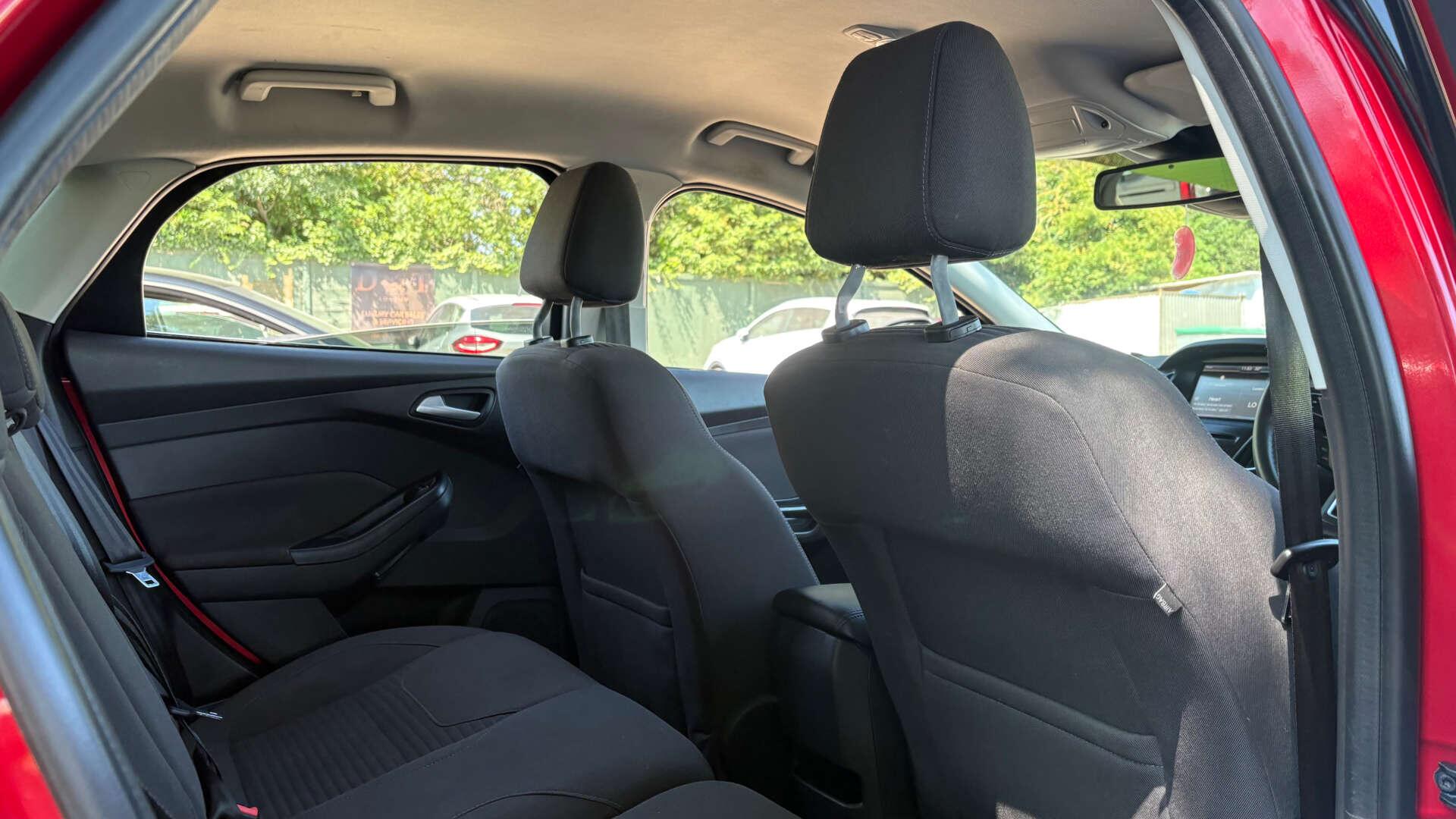 Ford Focus view 9