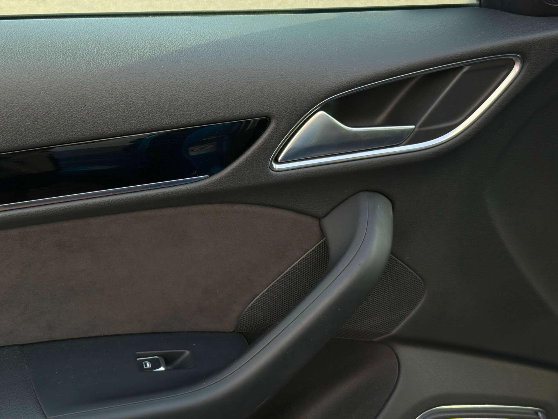 Audi Q3 view 43
