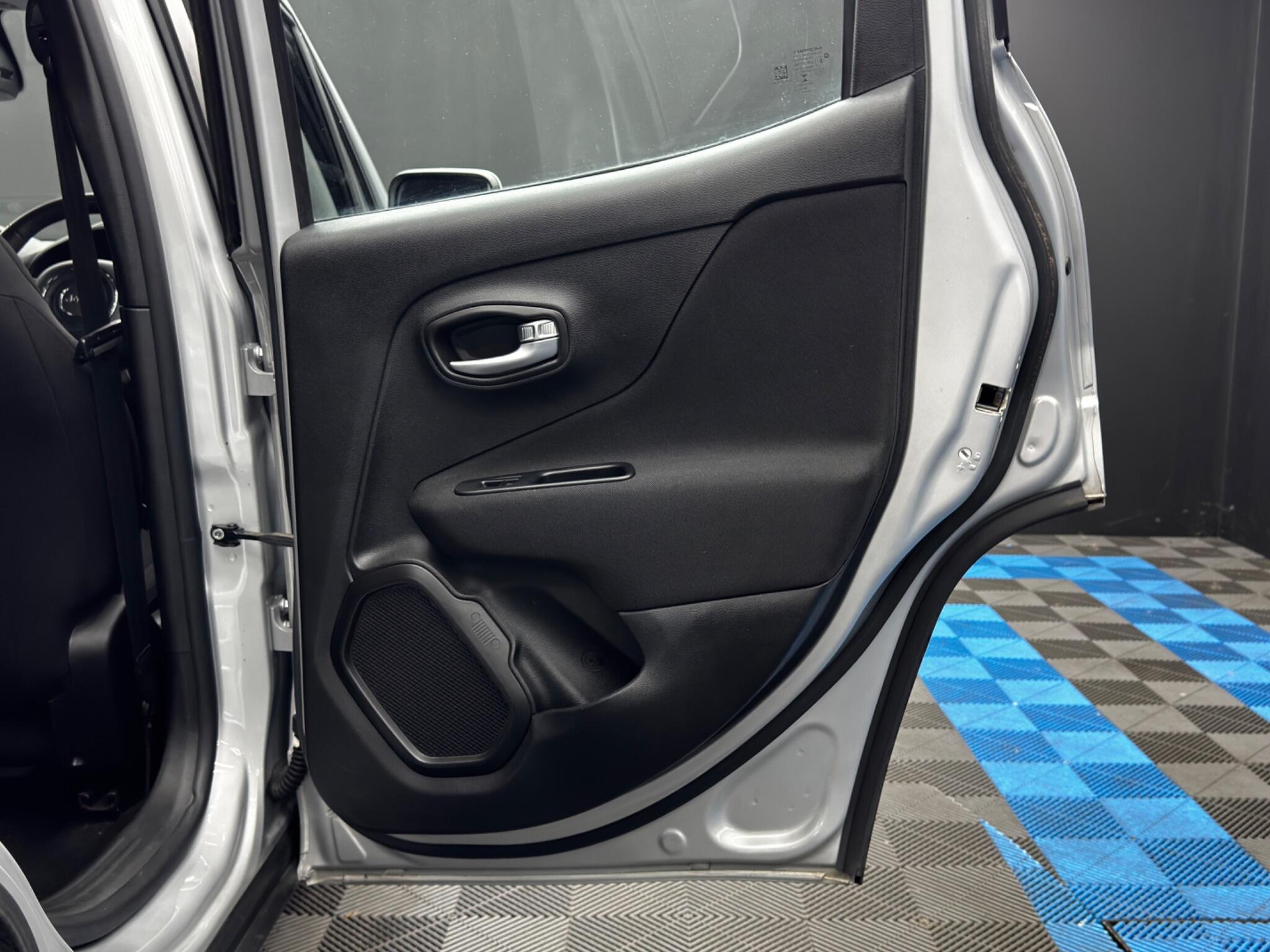 Jeep Renegade view 37