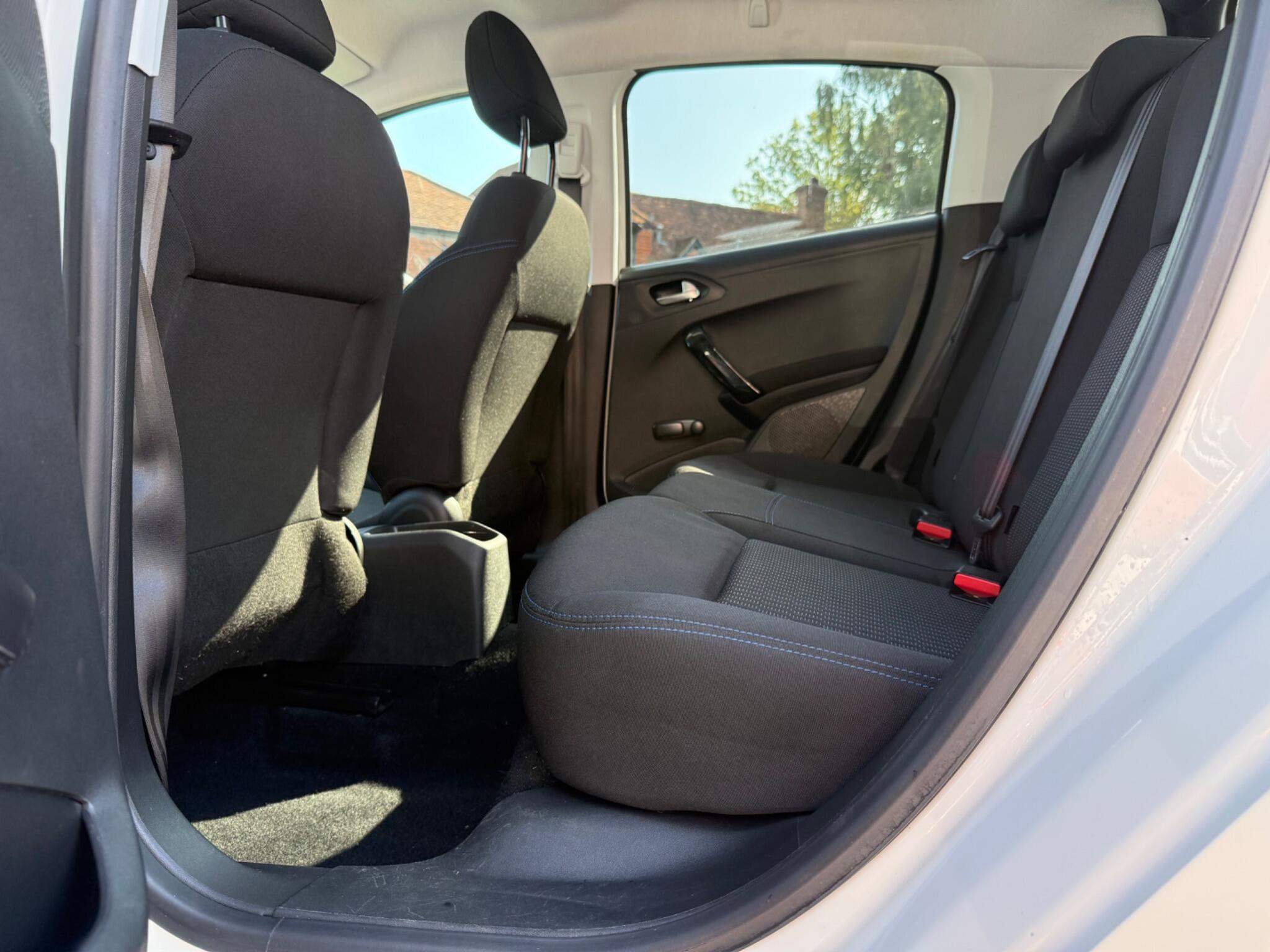 Peugeot 208 view 17