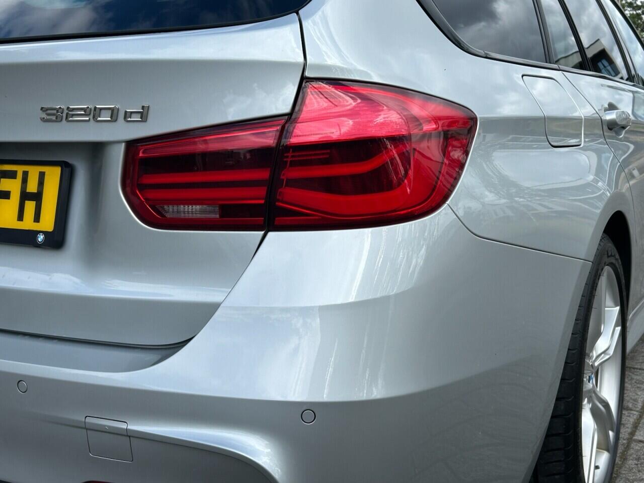 BMW 3 Series view 14
