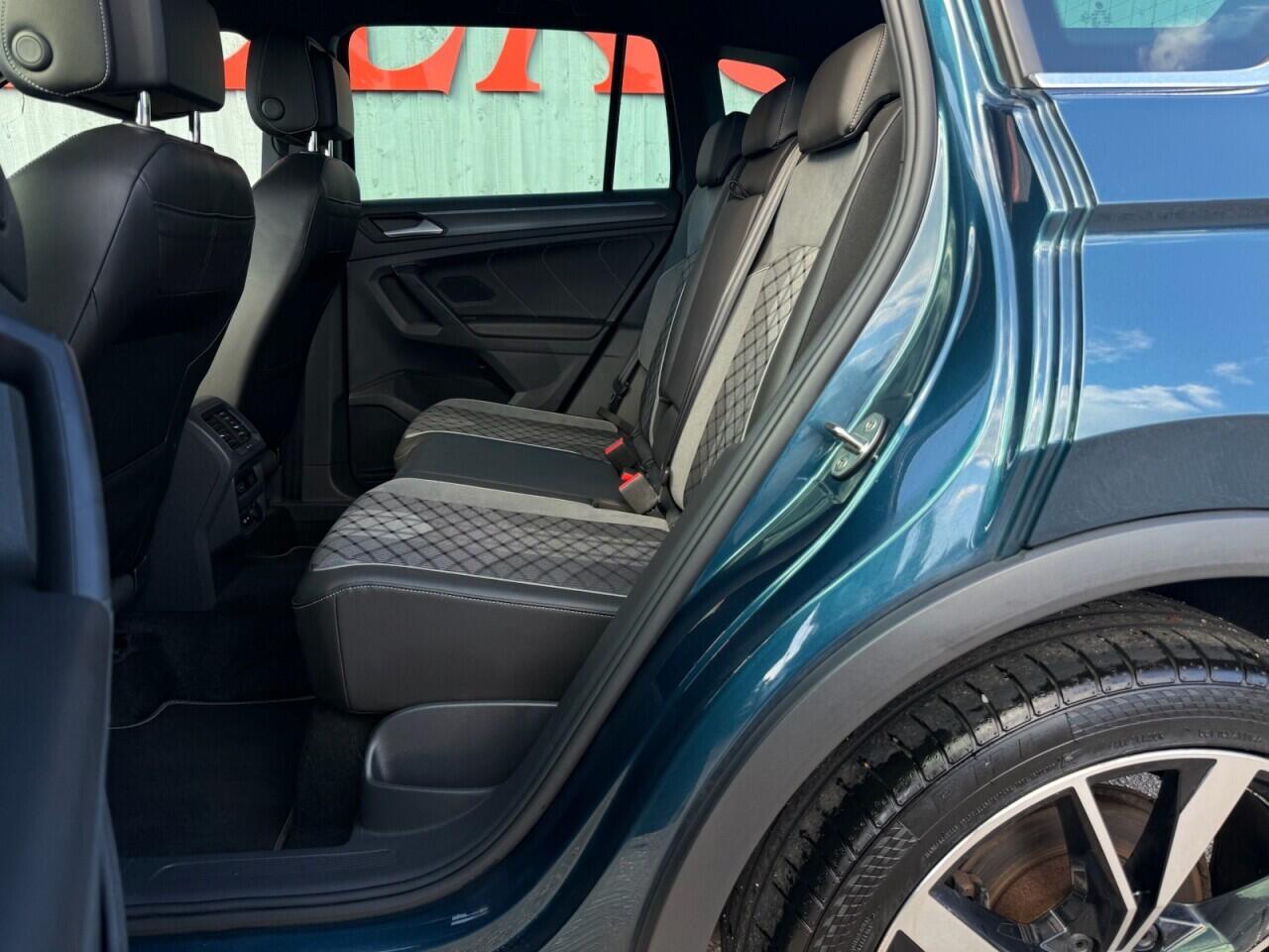 Volkswagen Tiguan view 3