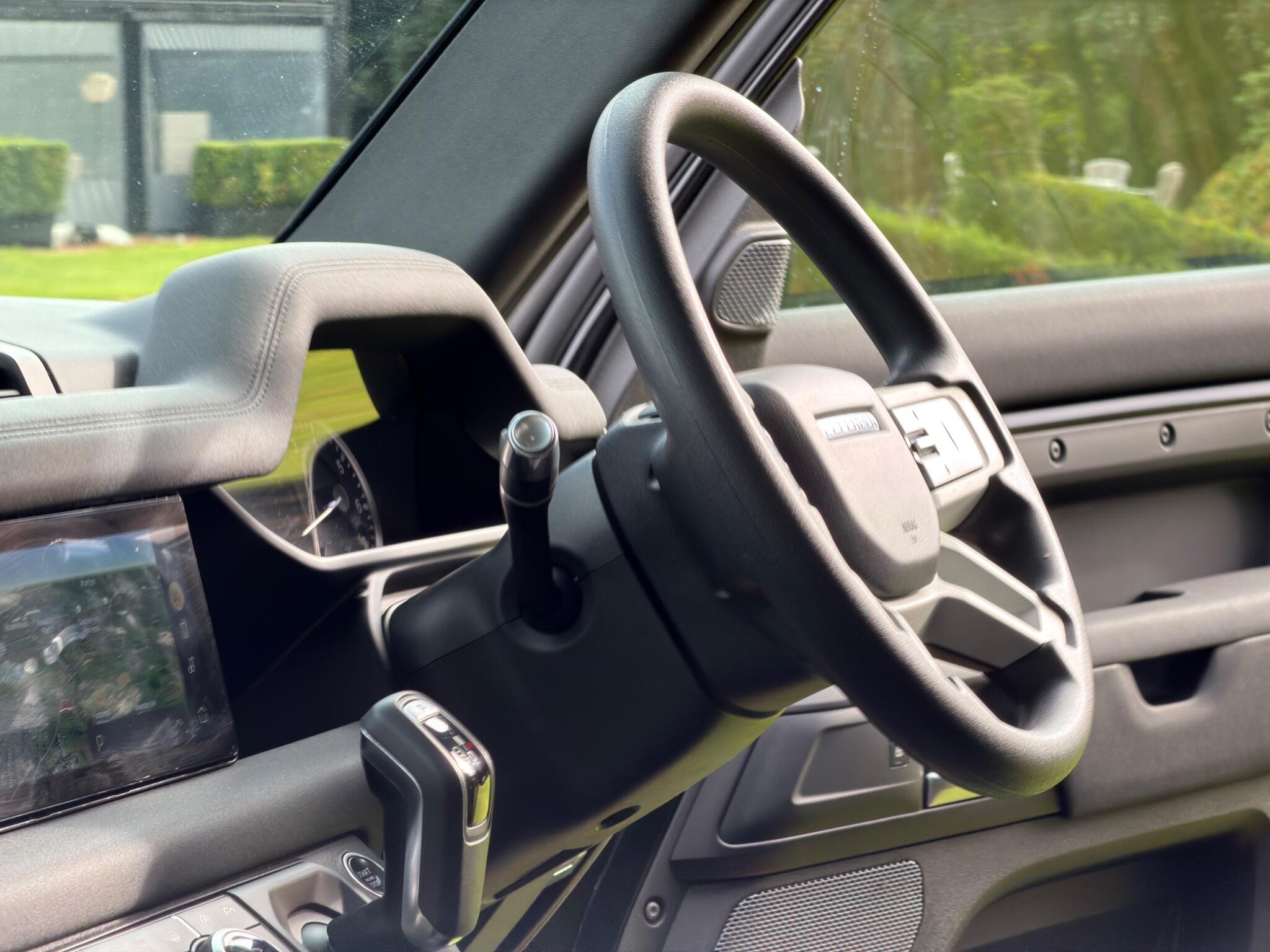 Land Rover Defender 110 view 8