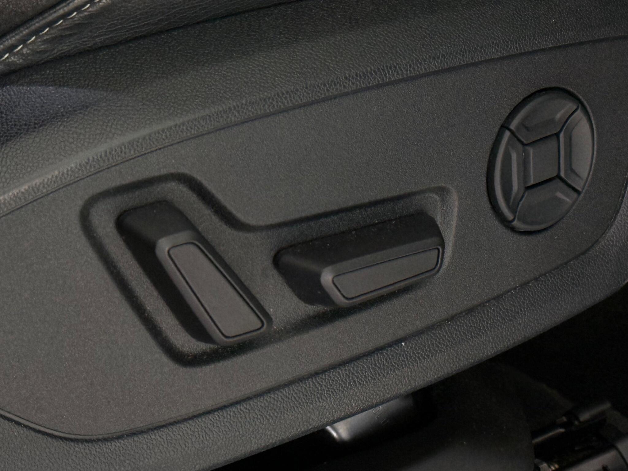 Audi Q3 view 14