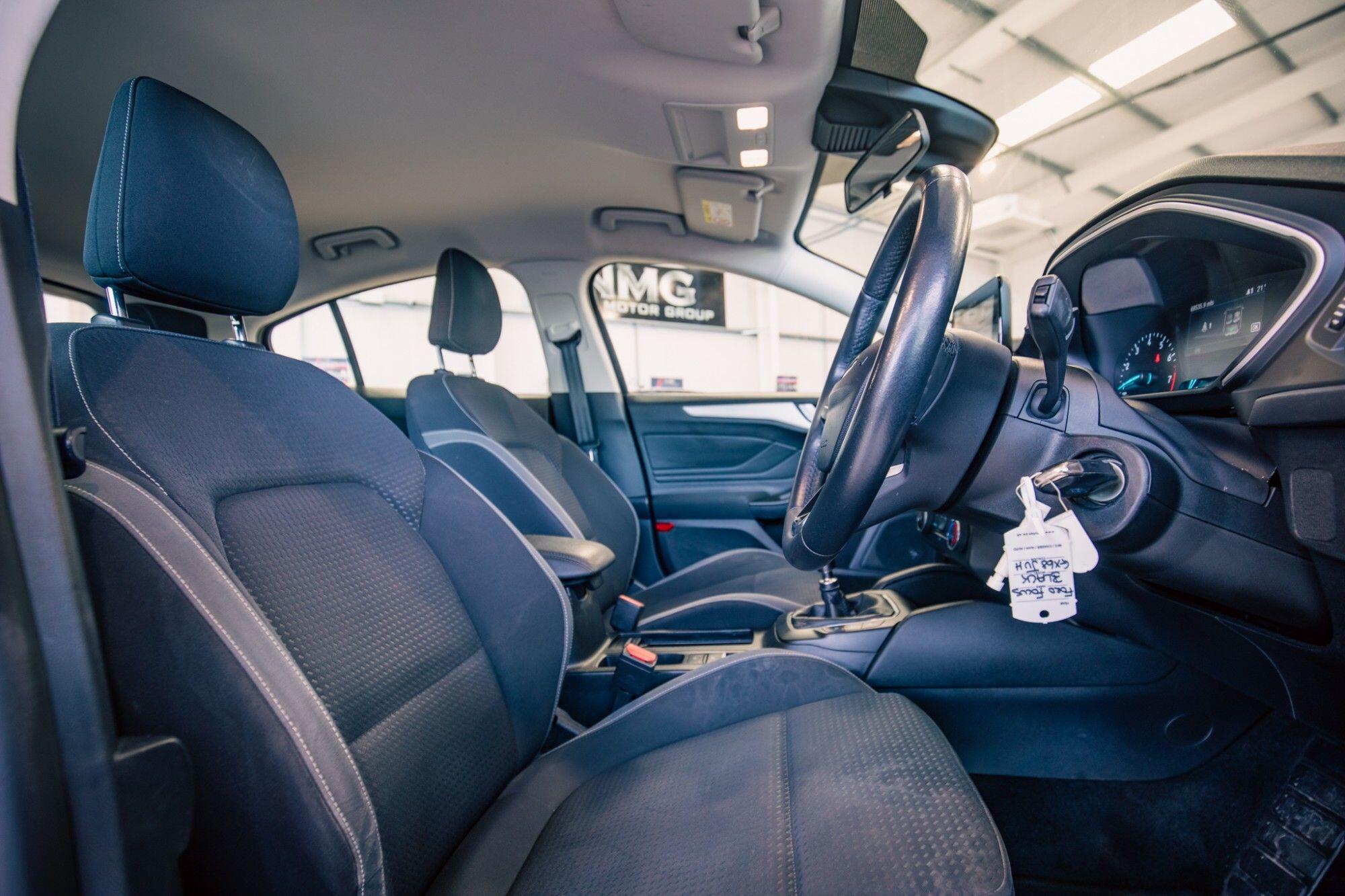 Ford Focus view 3