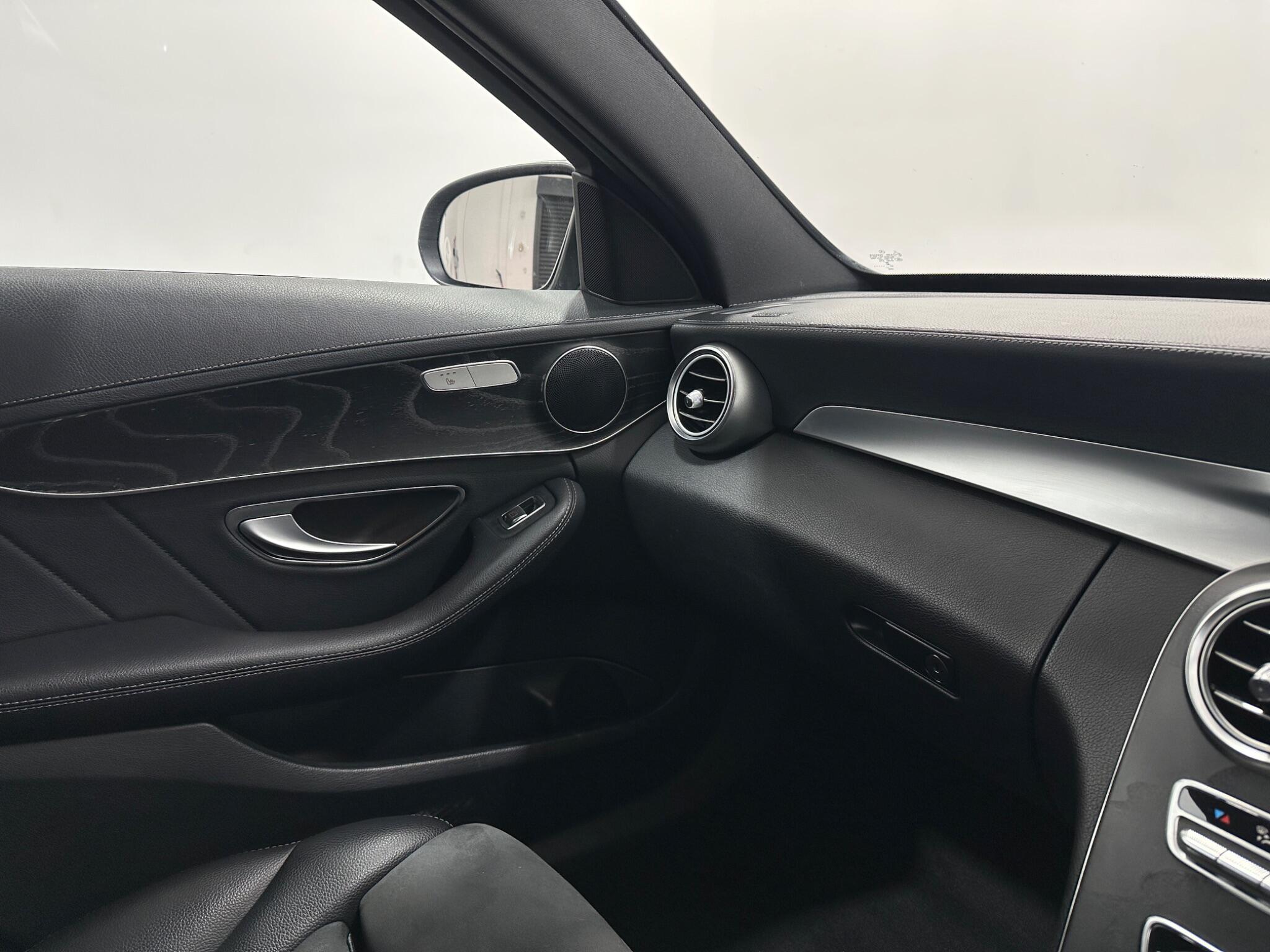 Mercedes-Benz C-Class view 26