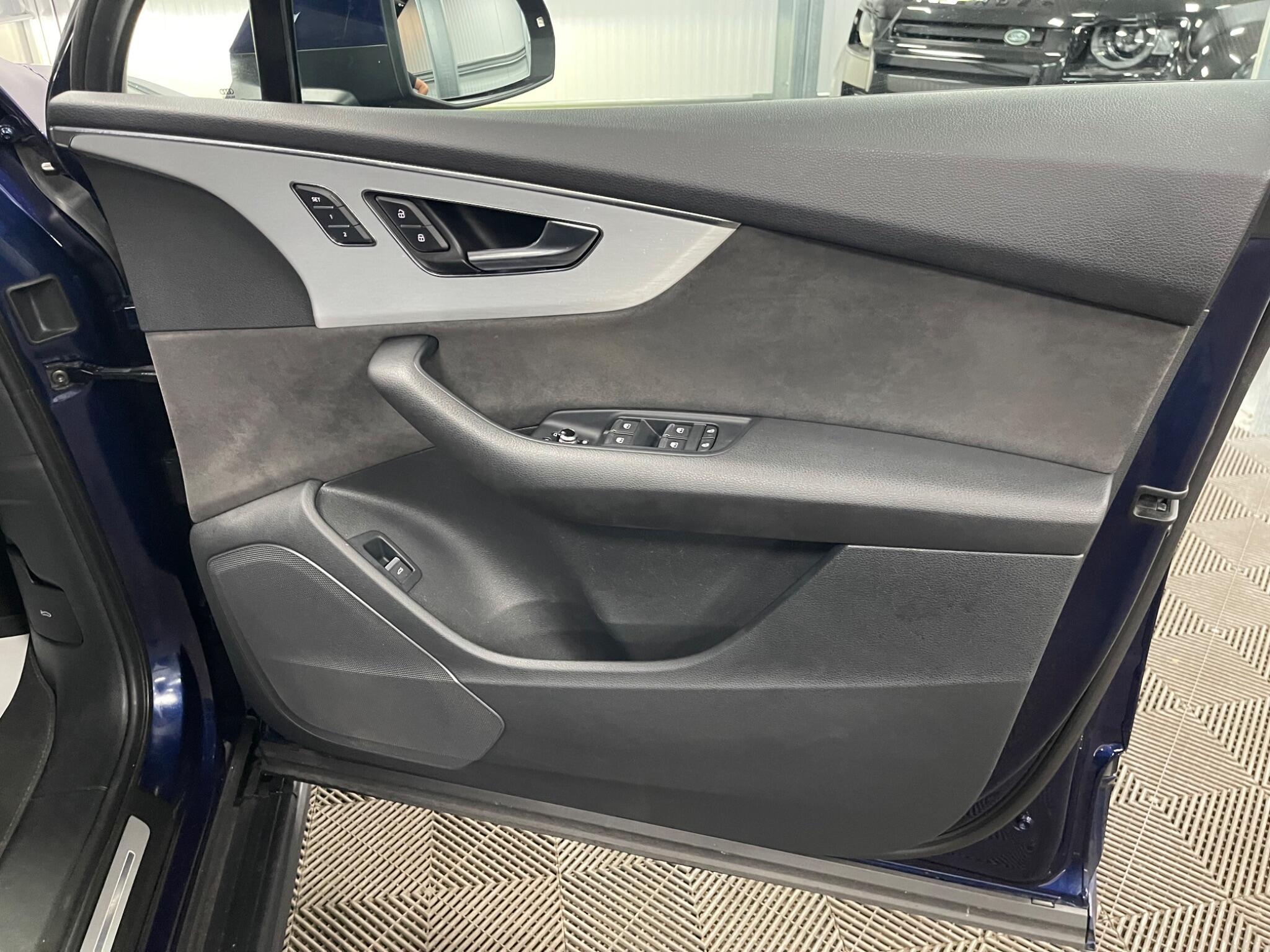 Audi Q7 view 46