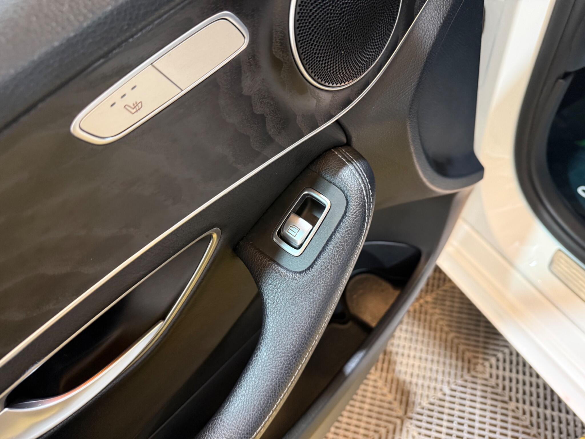 Mercedes-Benz C-Class view 37