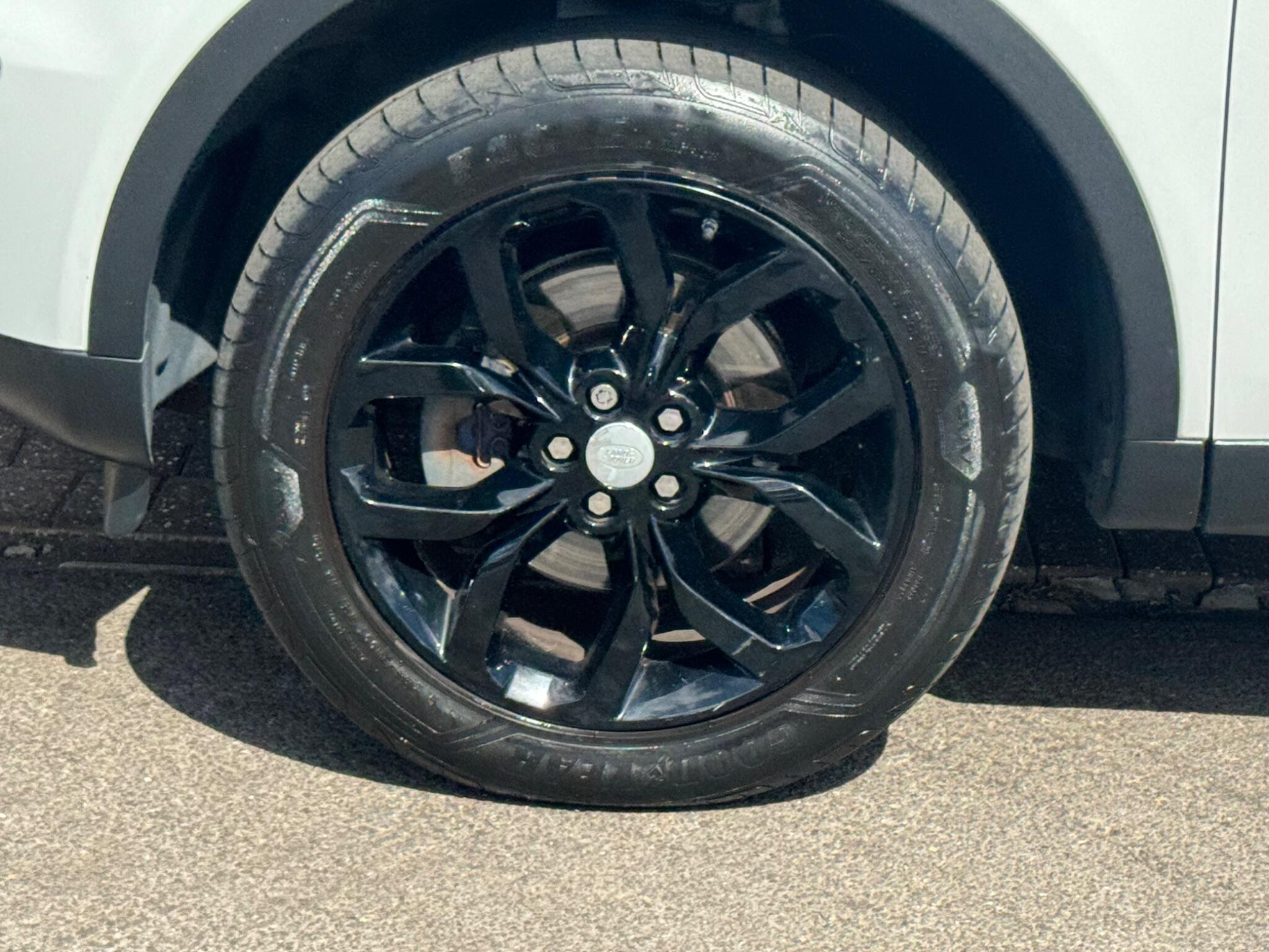 Land Rover Discovery Sport view 40