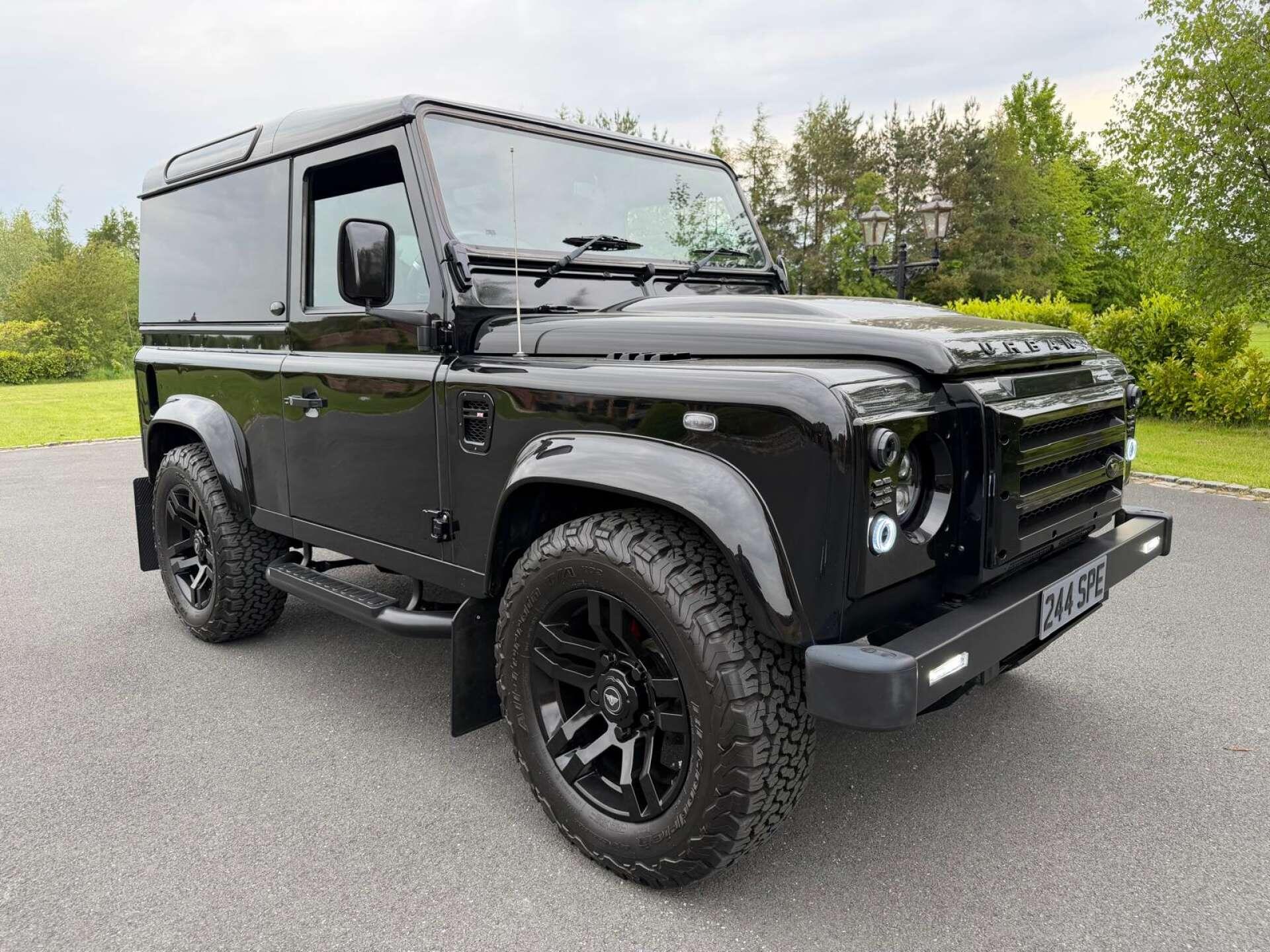Land Rover Defender 90 view 5