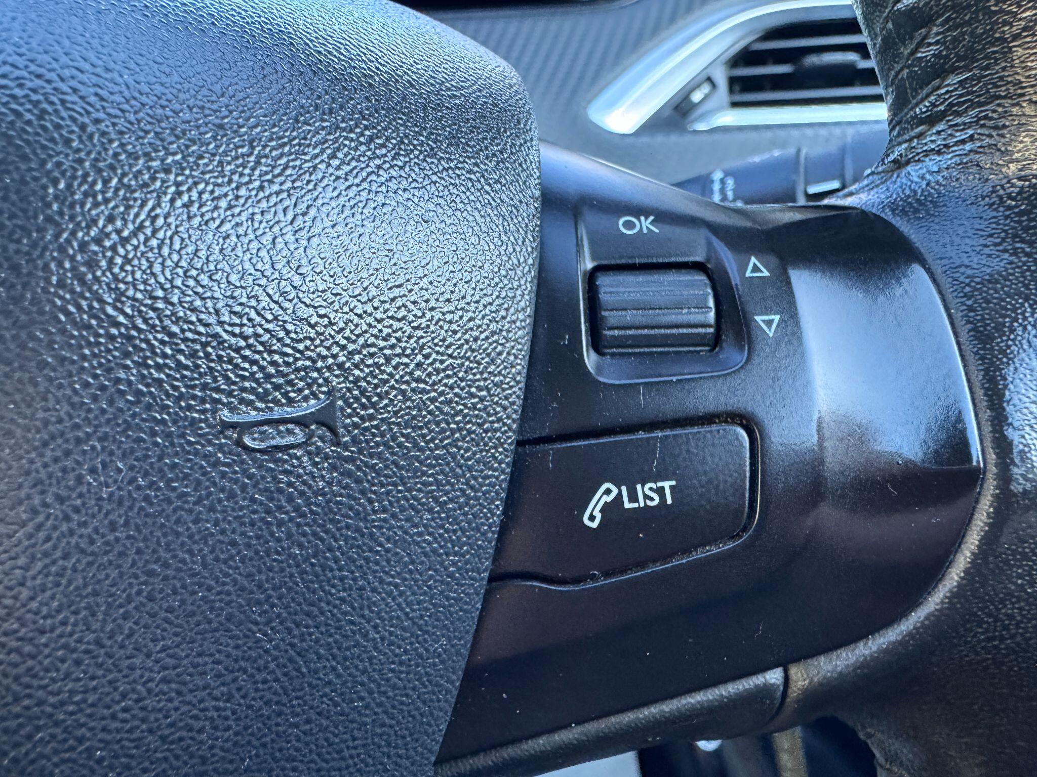 2016 Peugeot 208 image 39
