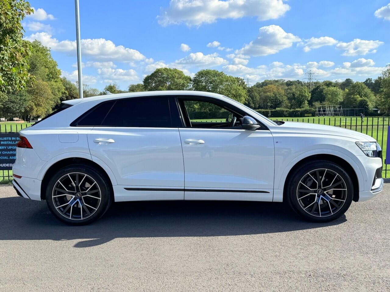 Audi Q8 view 4