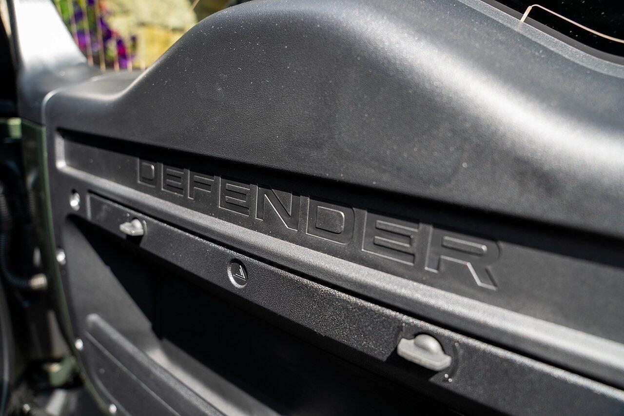 Land Rover Defender view 70