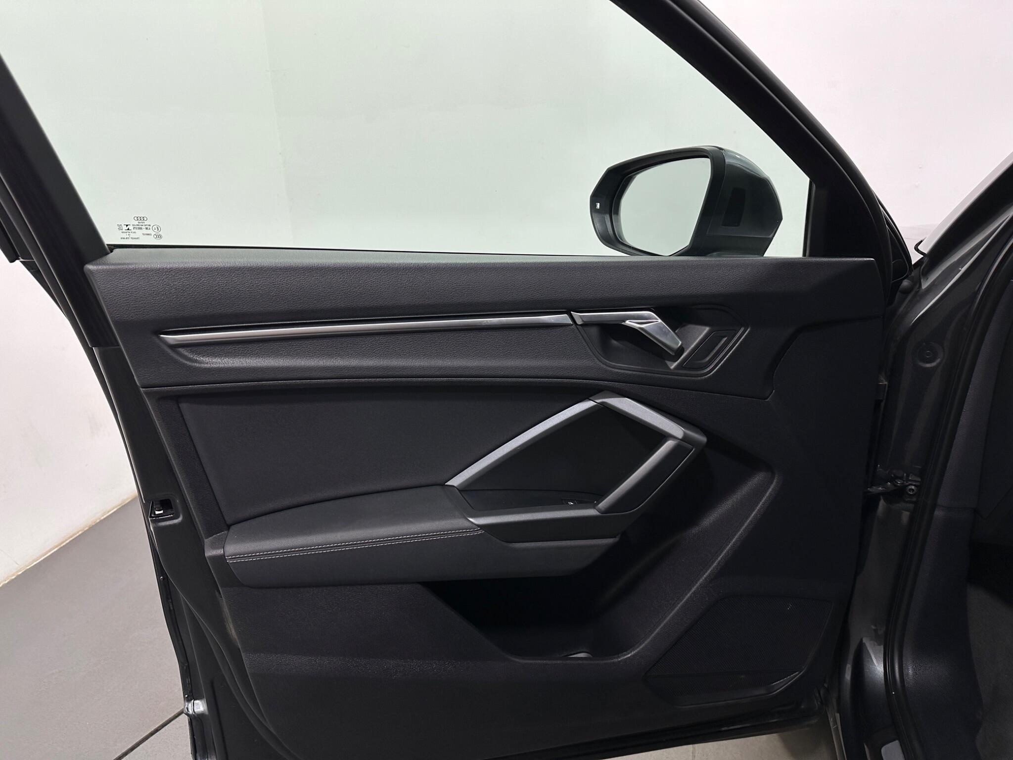 Audi Q3 view 36