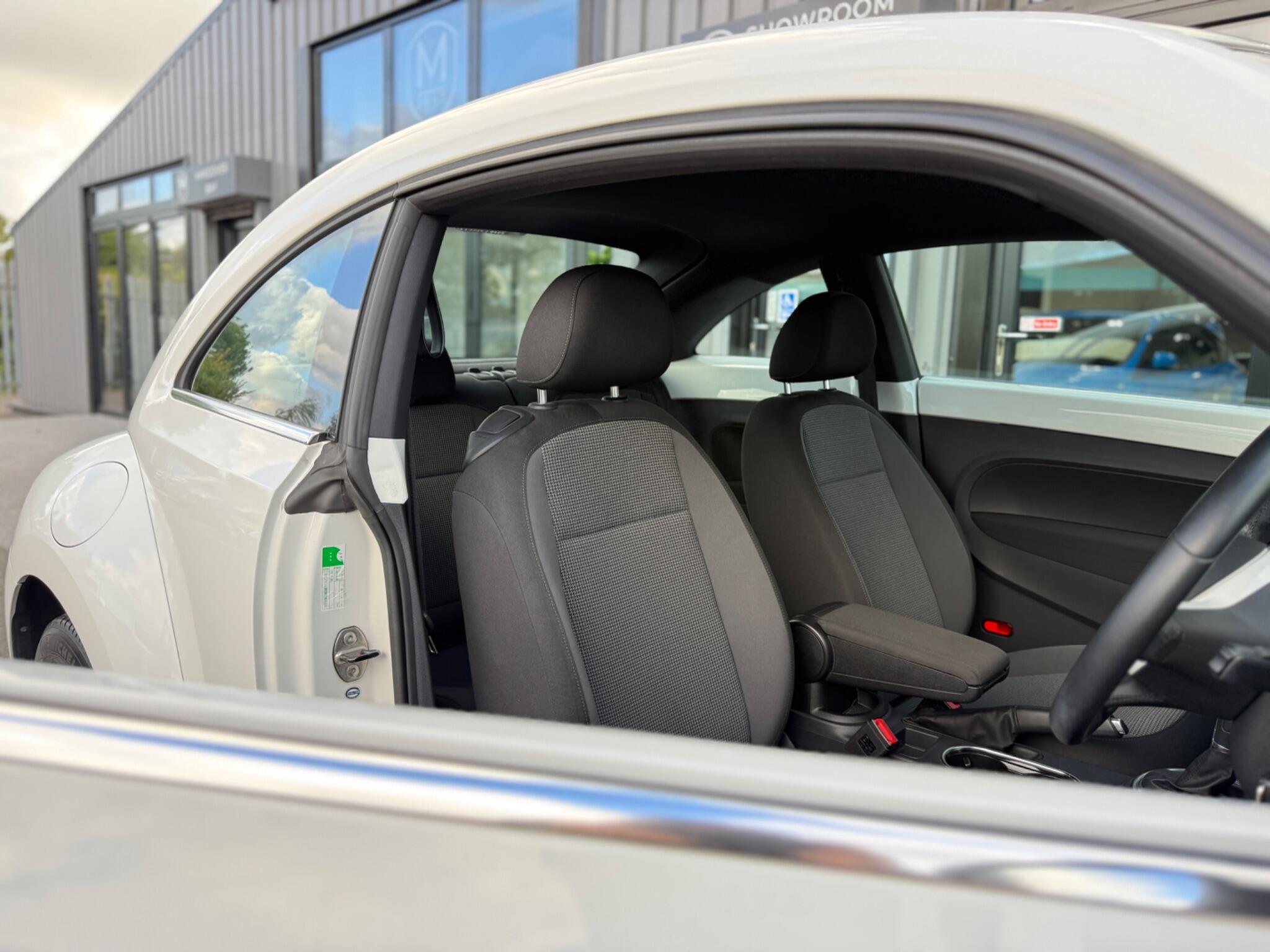 Volkswagen Beetle view 4