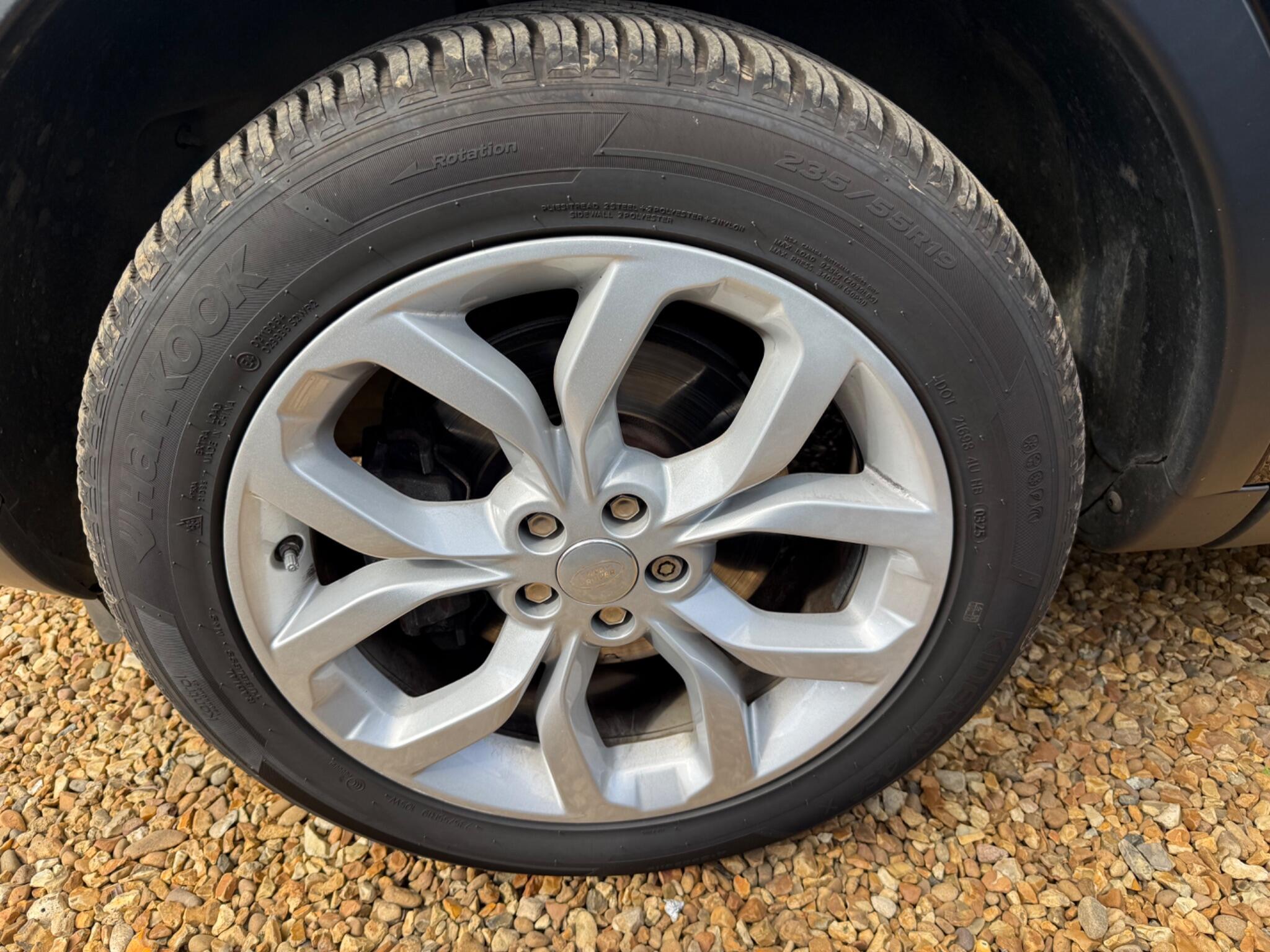 Land Rover Discovery Sport view 34