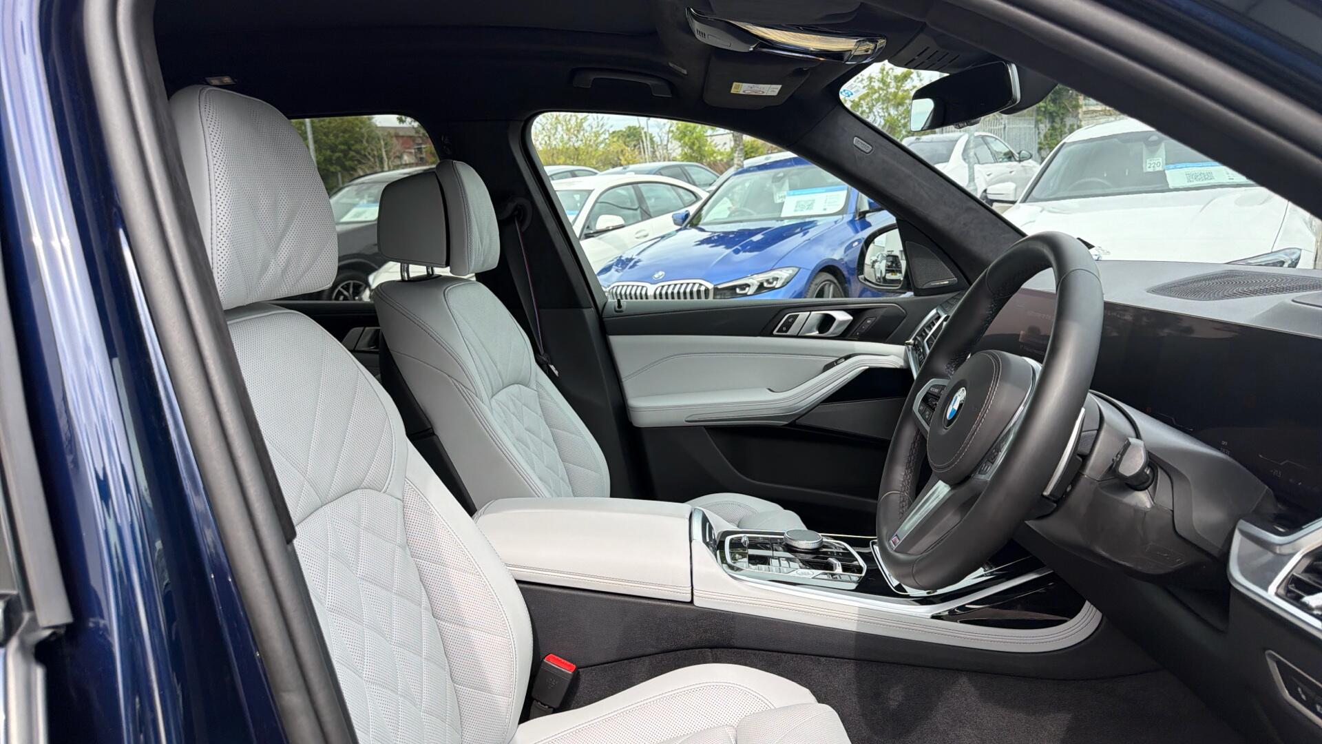 BMW X7 view 11