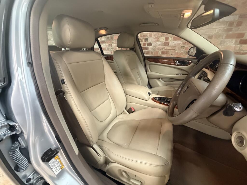 Jaguar XJ view 27