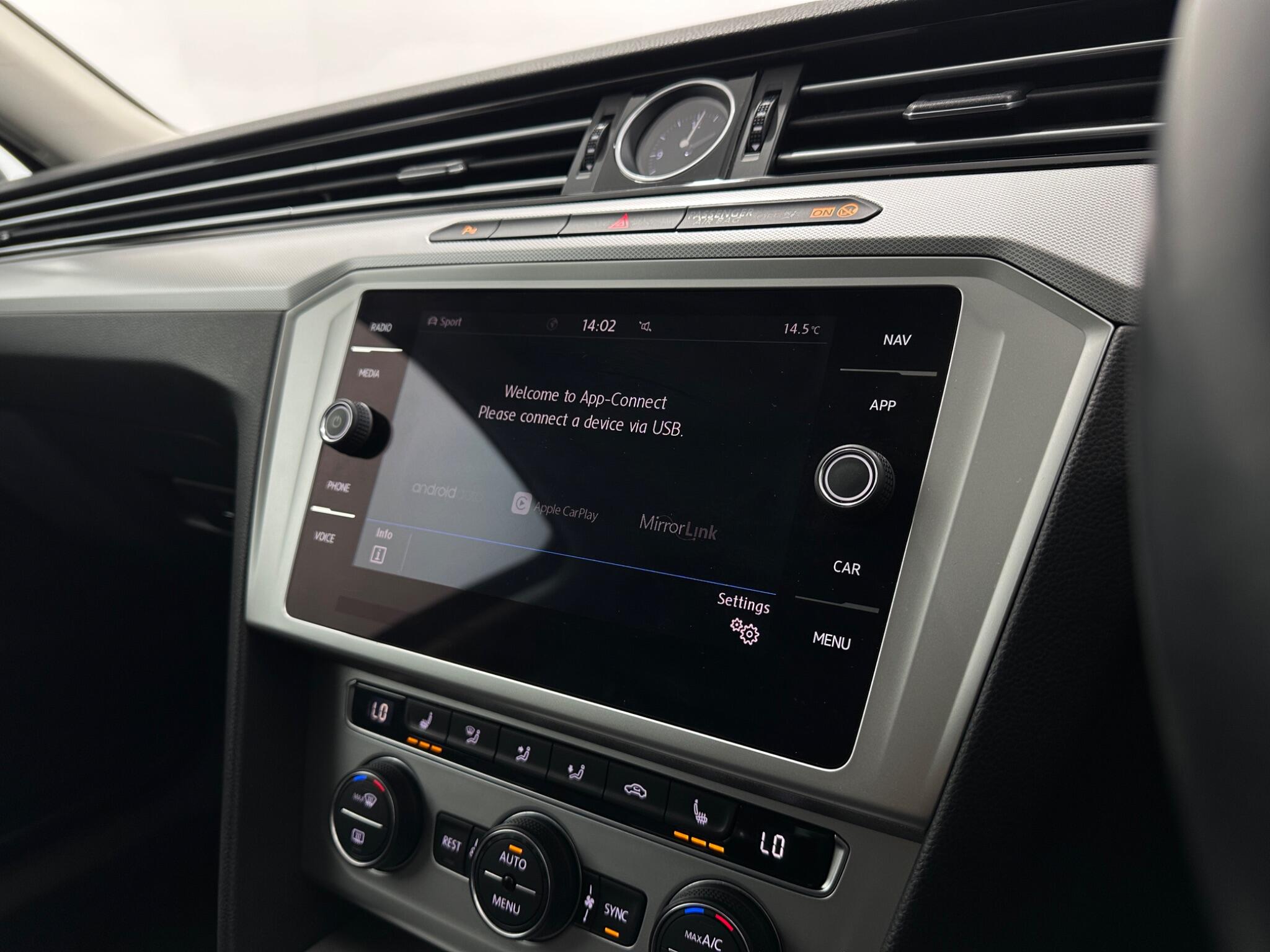 Volkswagen Passat view 24